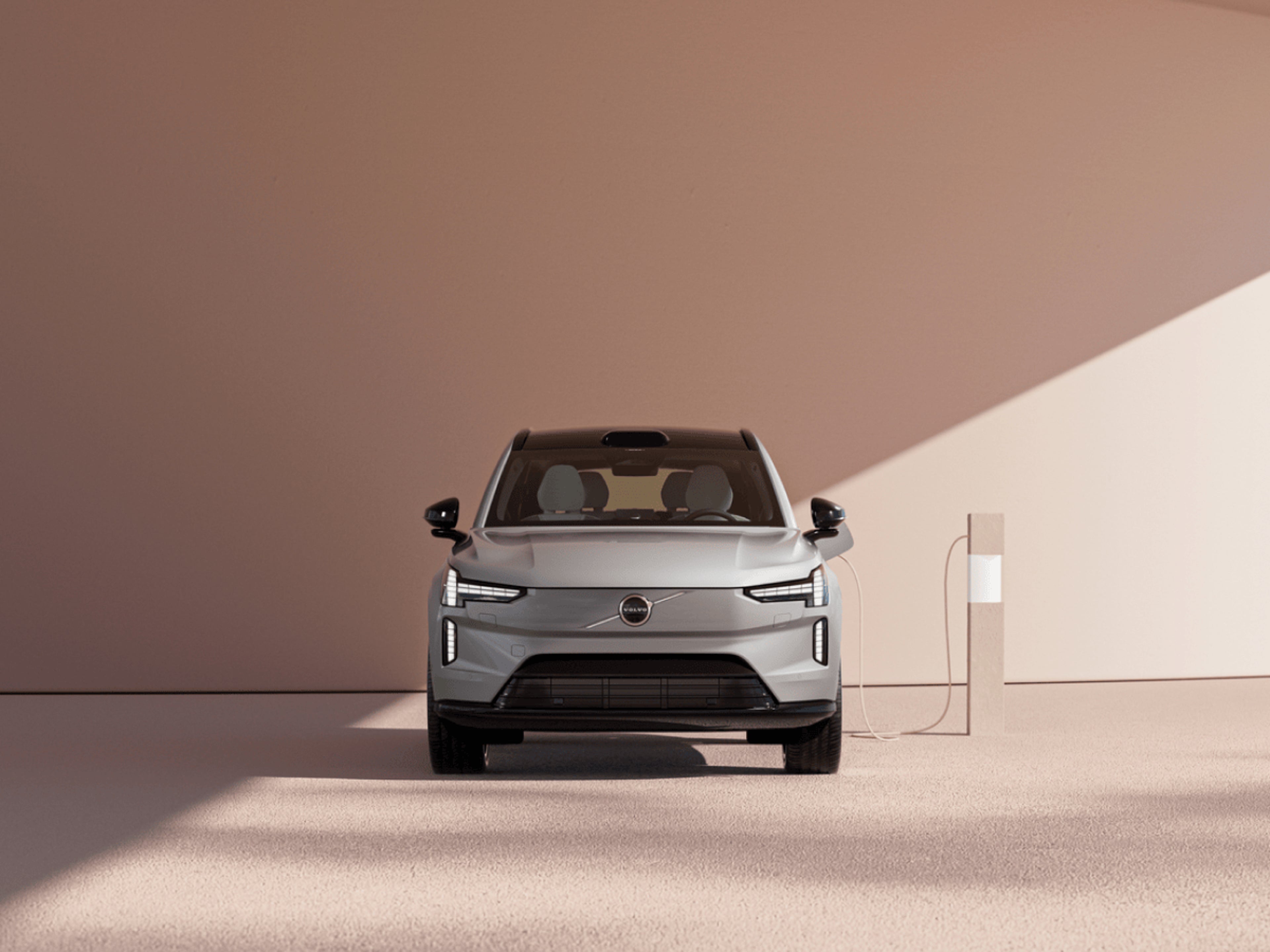 Doldurulma məntəqəsinə qoşulmuş EX90 avtomobilinin önünü göstərən şəkil.