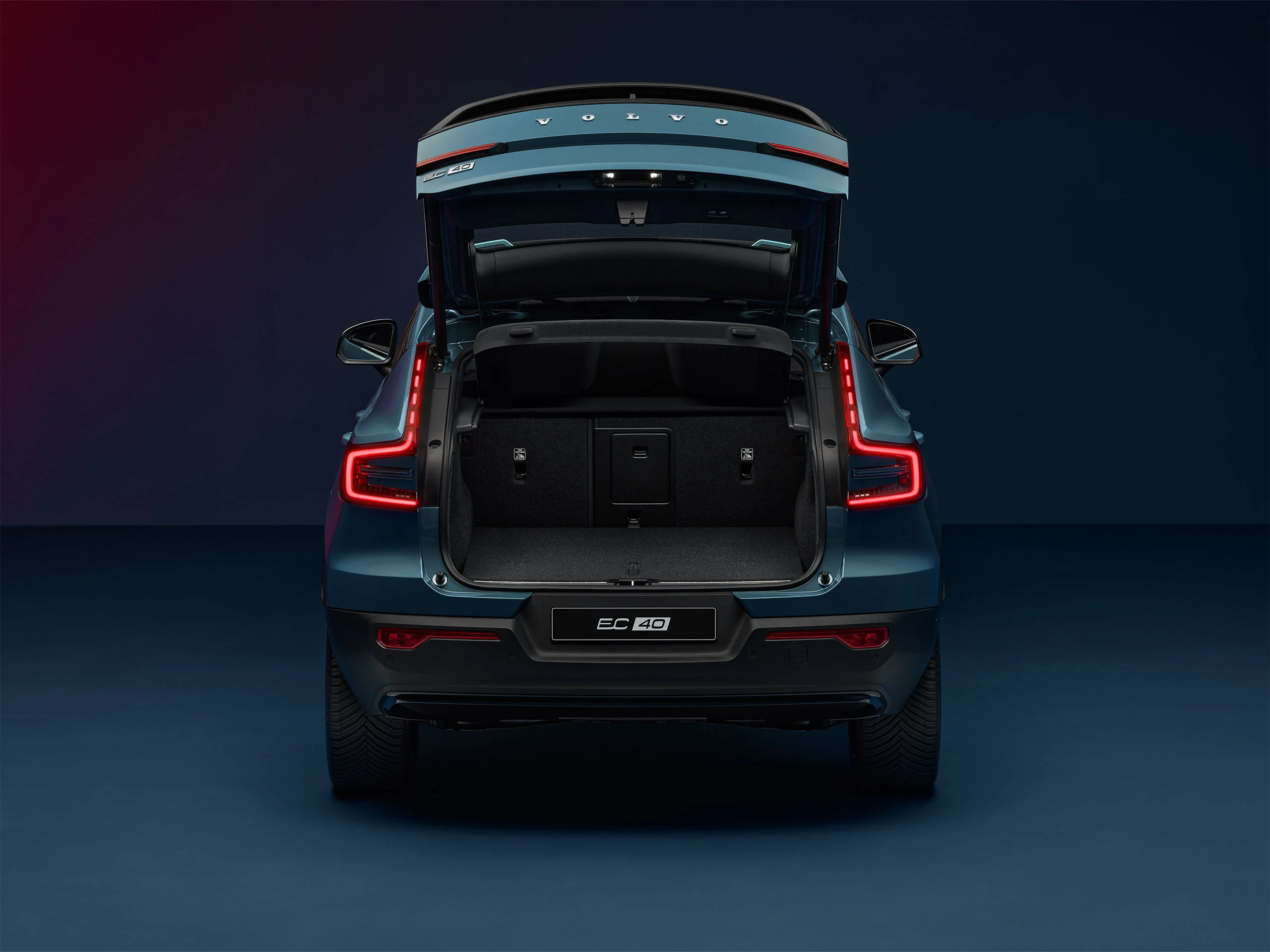 An open tailgate on a blue Volvo EC40