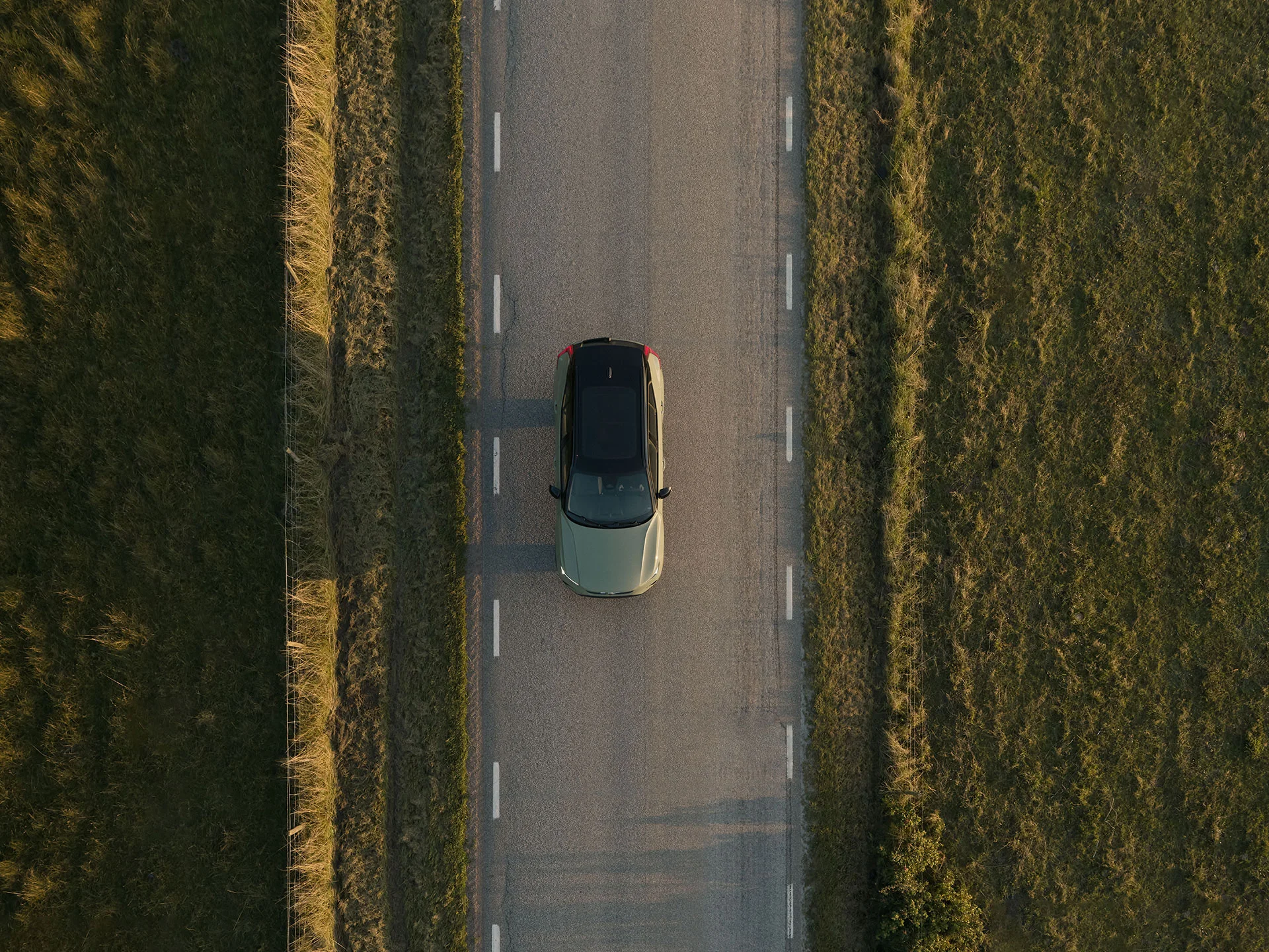Slika koja prikazuje pogled odozgo na Volvo XC40 koji se vozi kroz prekrasan krajolik.