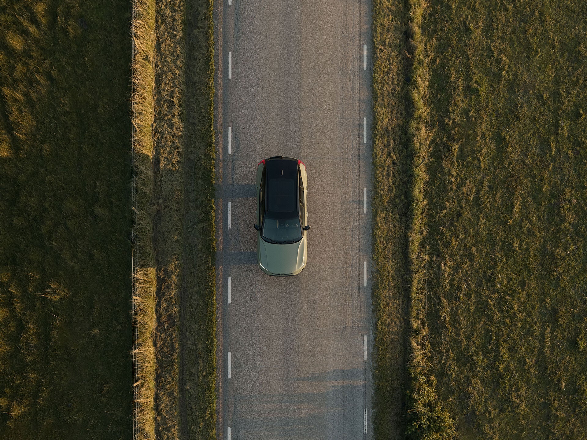 Vue de dessus d'une Volvo XC40 roulant dans un paysage magnifique.