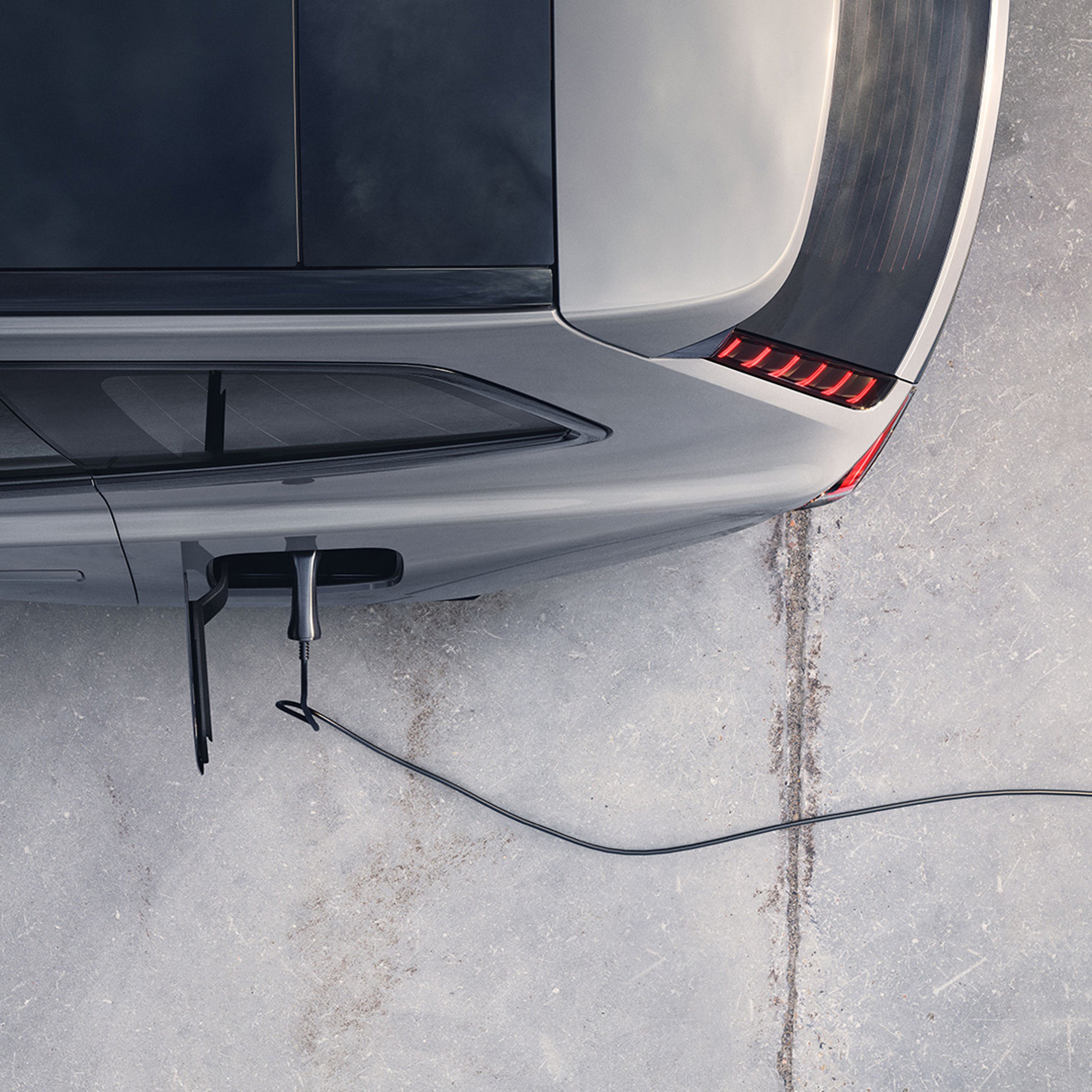 „Volvo EX90“, prijungto prie įkrovimo vietos, vaizdas.