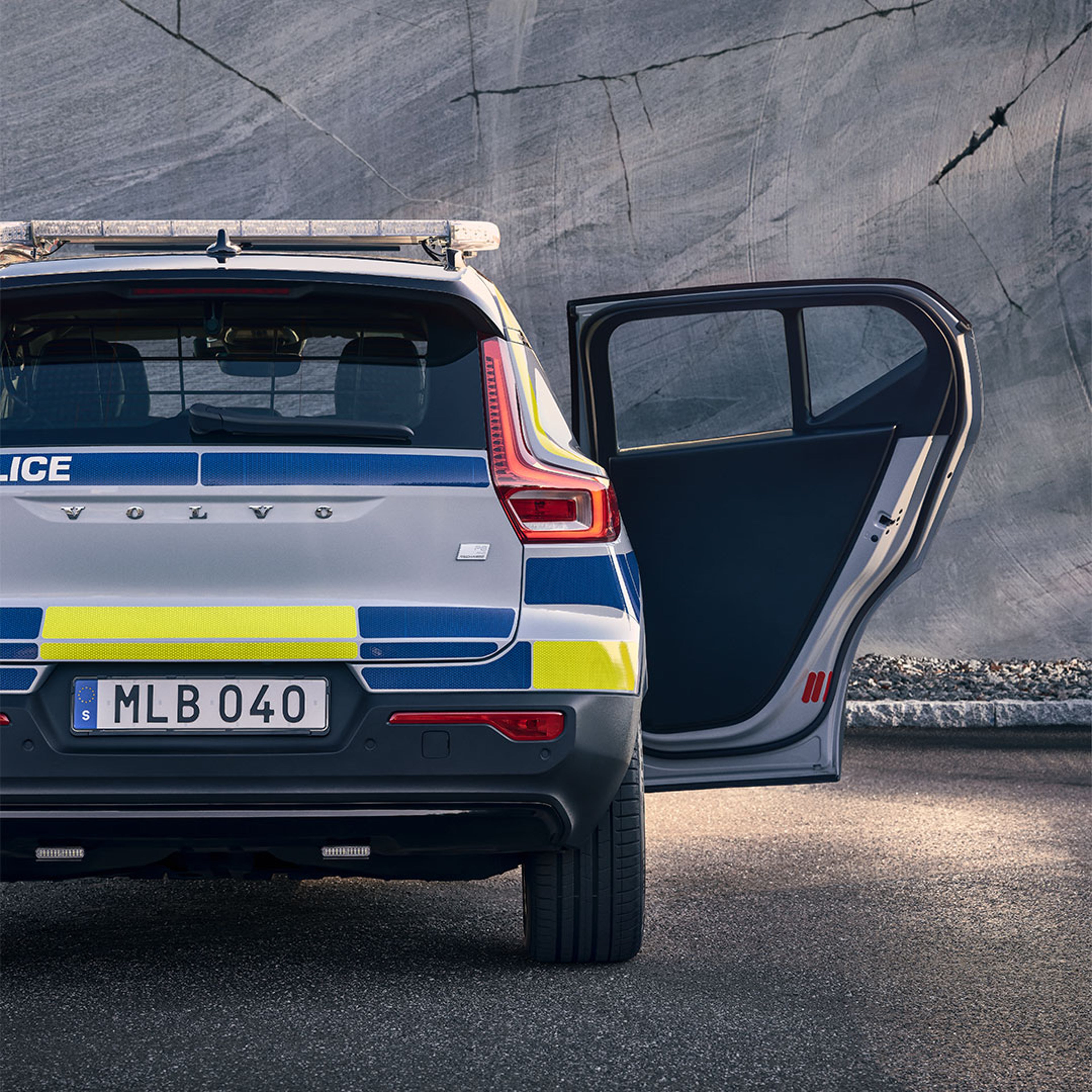 De volledig elektrische XC40 politieauto met geopende achterklep met een aangepast vlak deurpaneel.