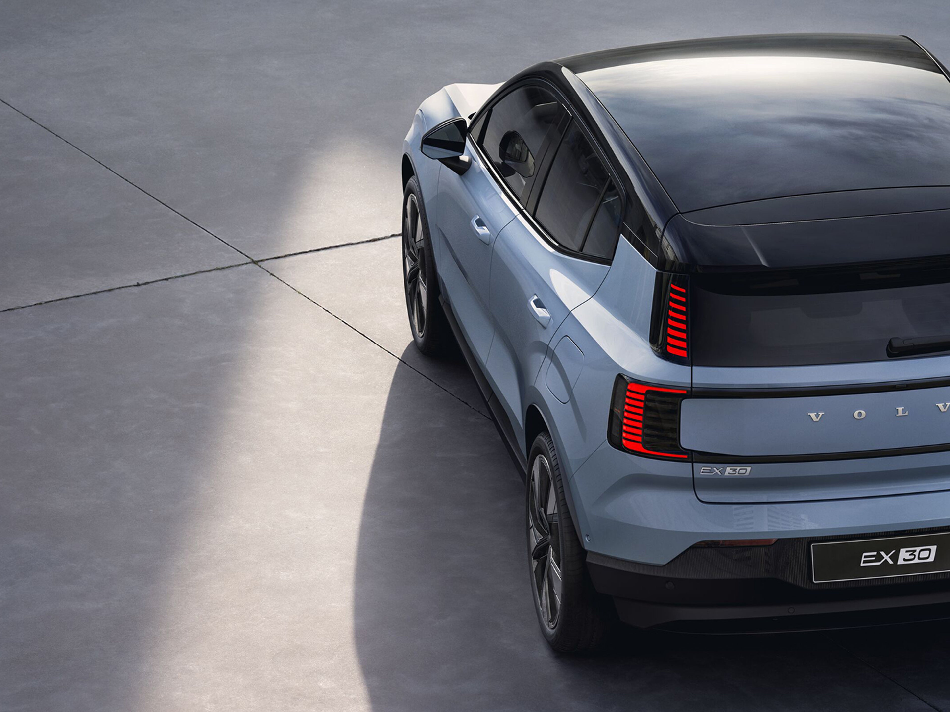 Pohľad na zadnú časť vozidla Volvo EX30 z nadhľadu