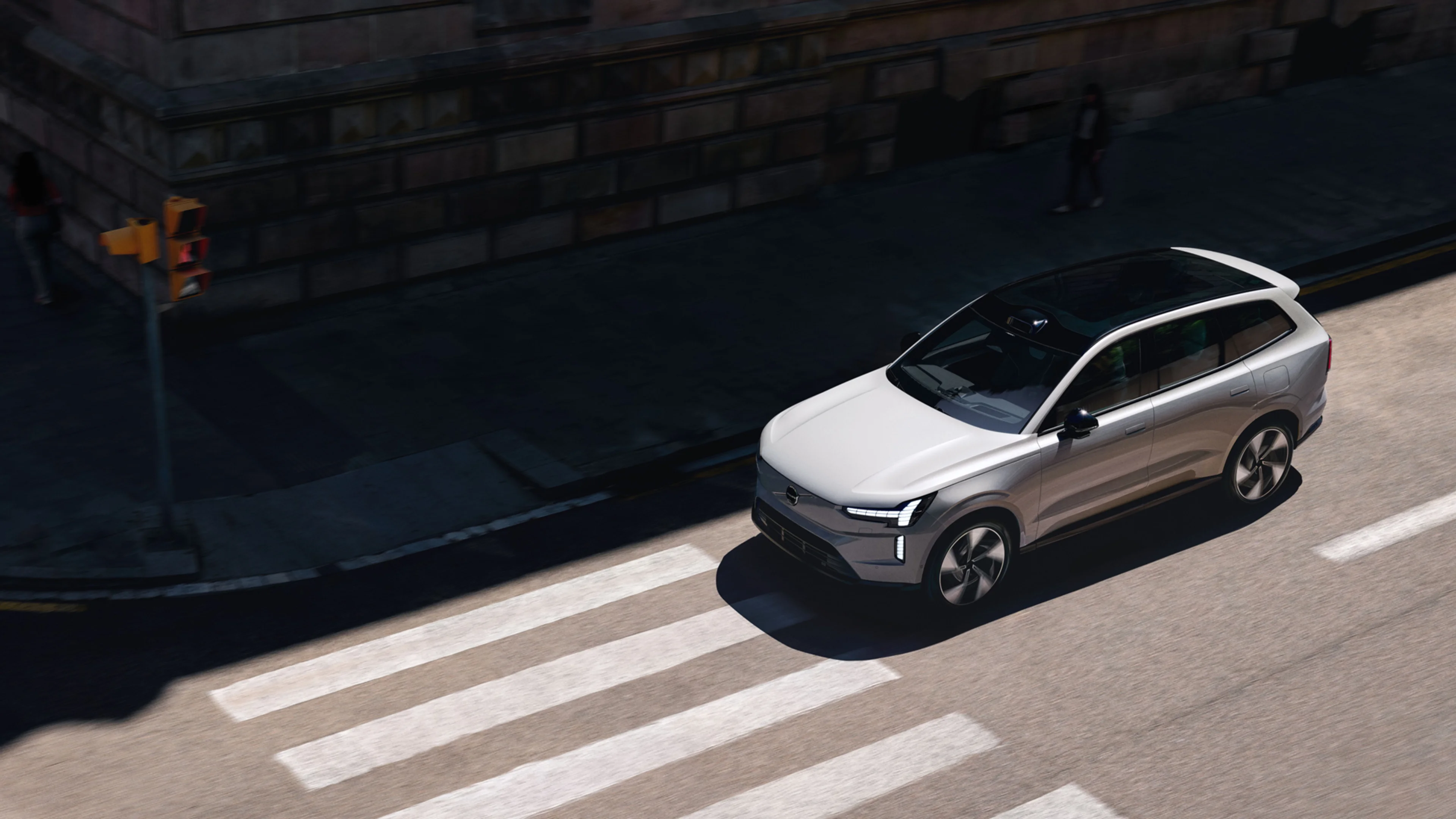 Volvo EX90 vid övergångsställe