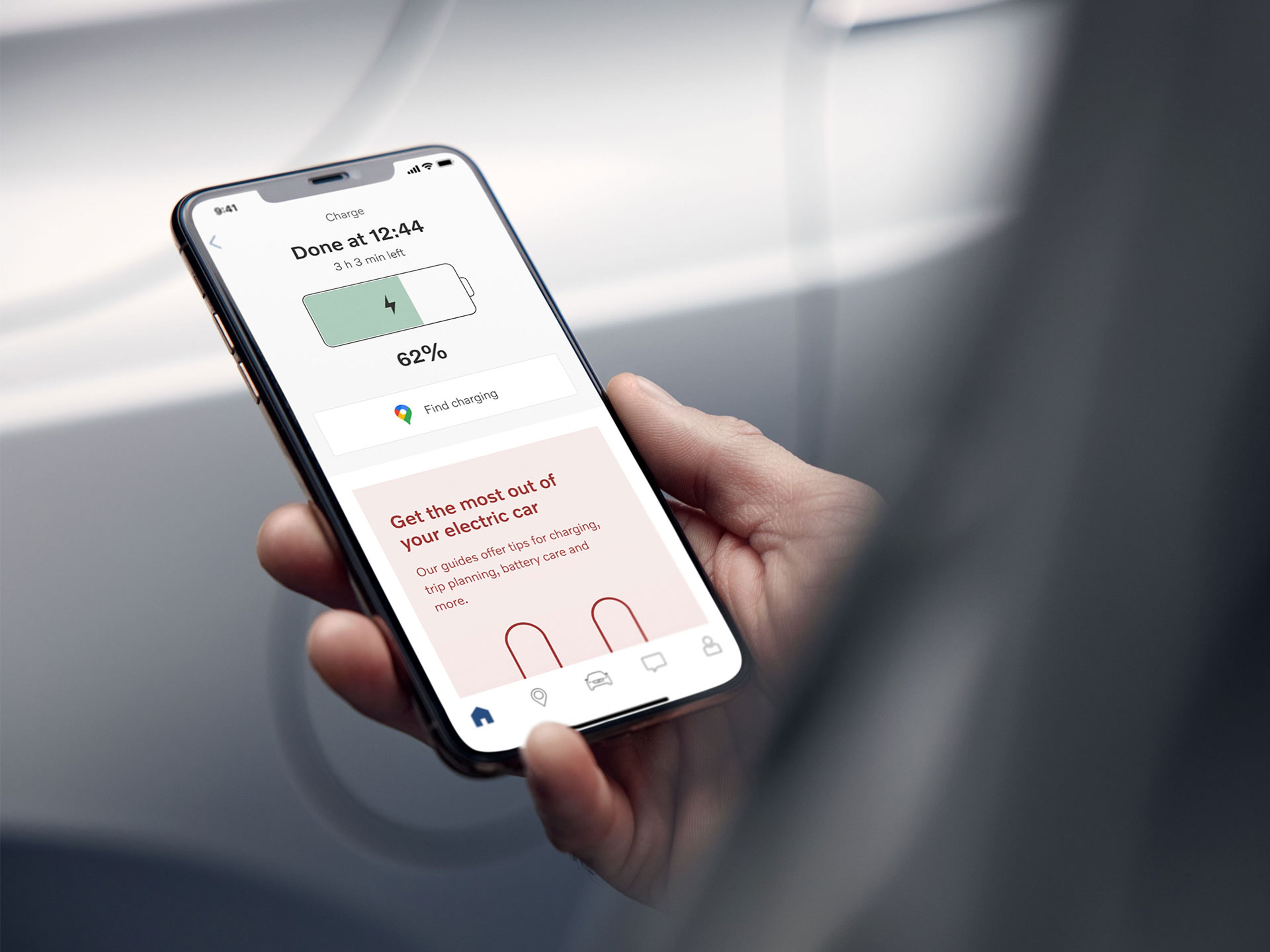 ボルボ車のドライバーがVolvo Cars appに表示されている自動車の充電状況を確認しているときのスマートフォン画面をアップにした画像。