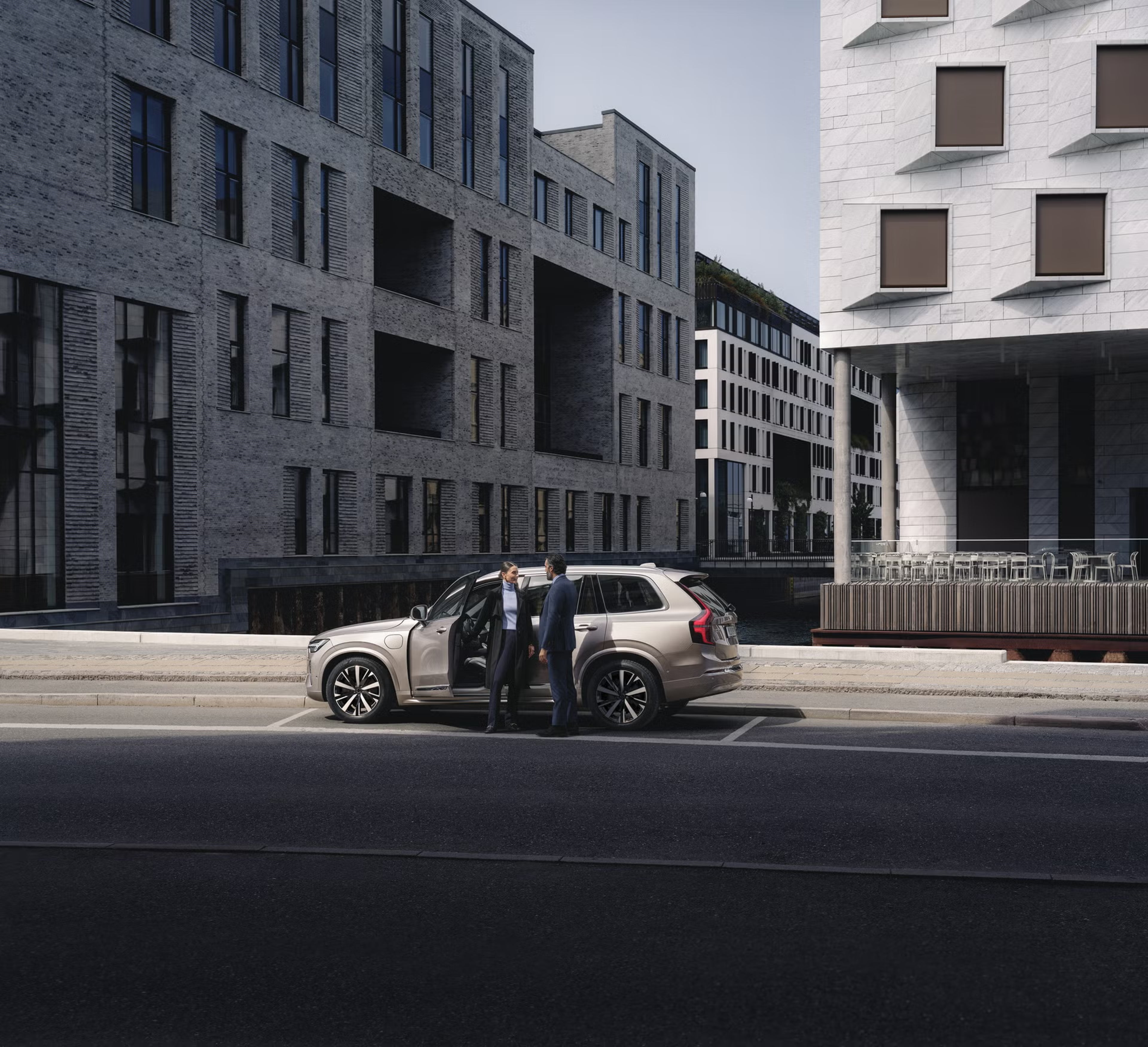 Lehce pancéřované Volvo XC90 zaparkované před domem.