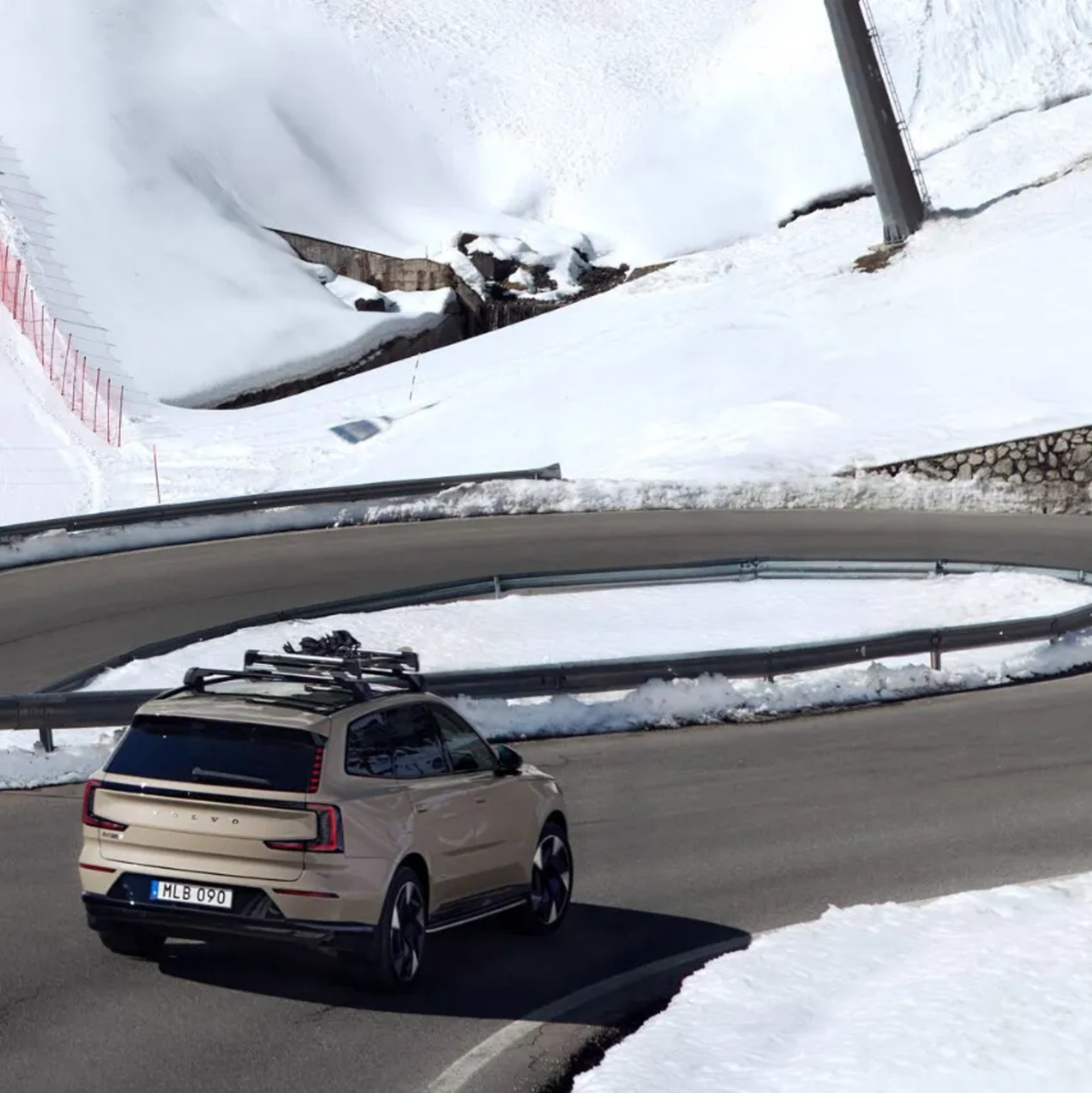 L’EX90 roulant sur une route dans un paysage hivernal