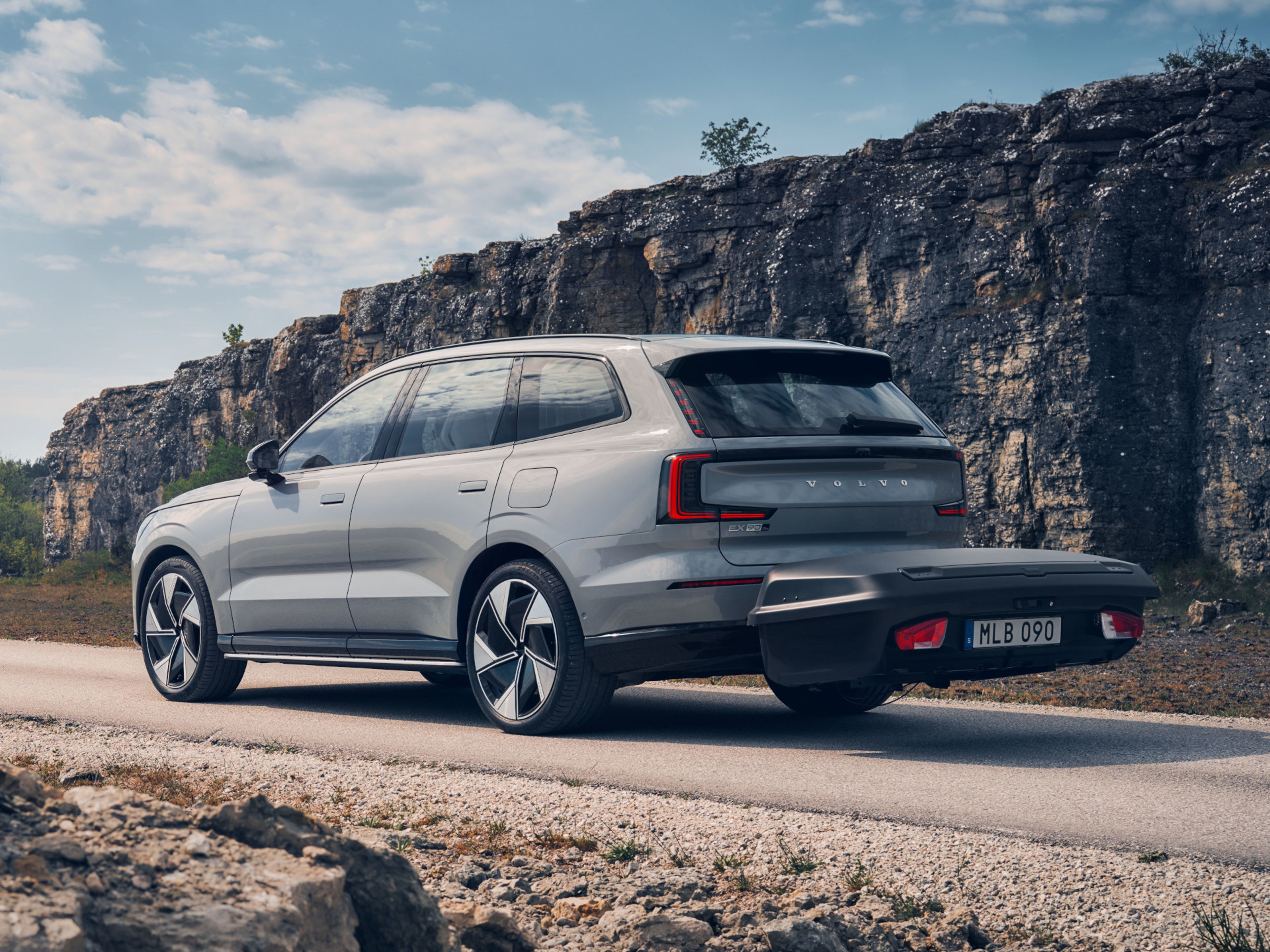 Volvo EX90 s boxem na tažném zařízení