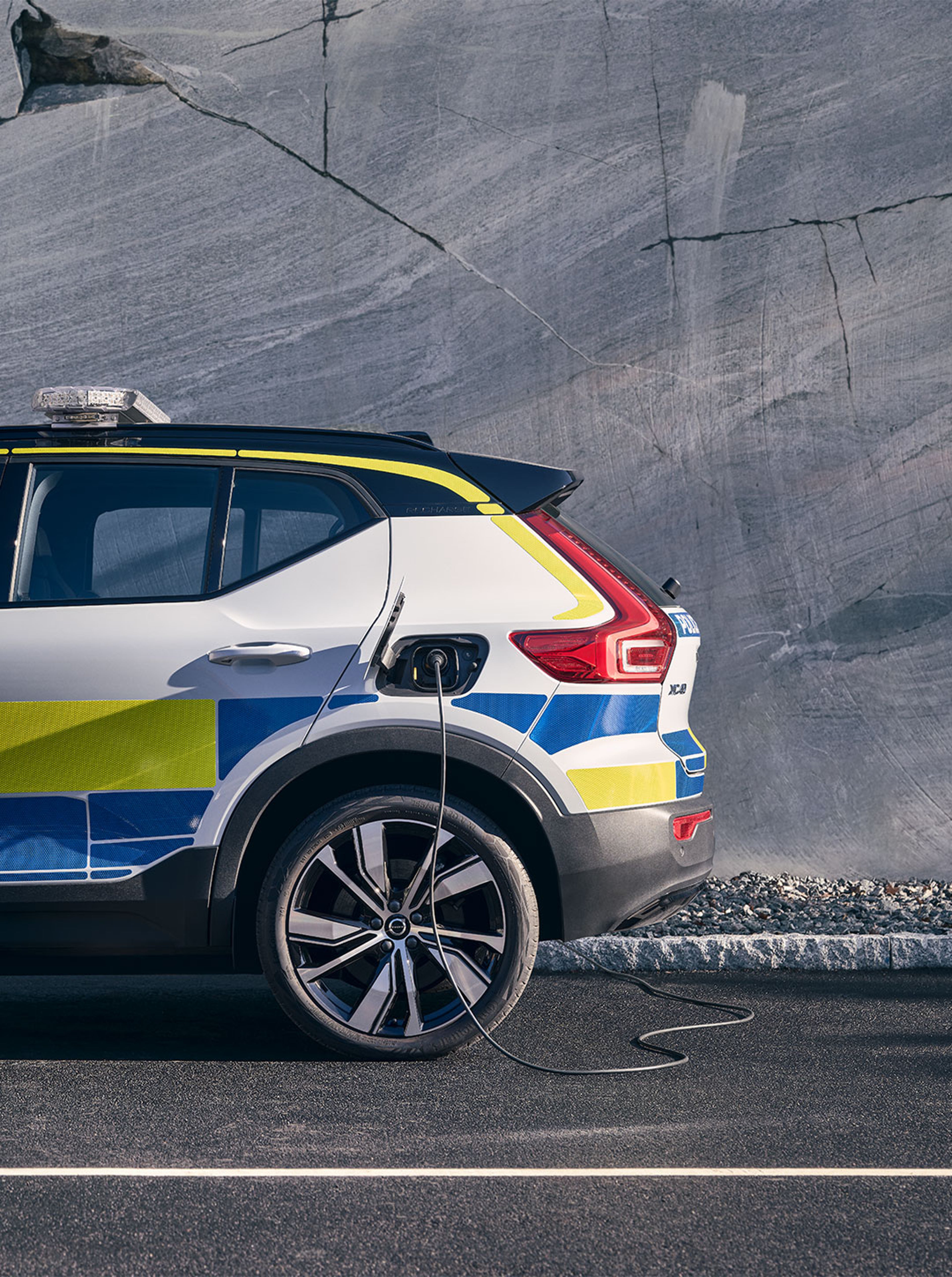 De volledig elektrische XC40 politieauto bij een laadpaal.