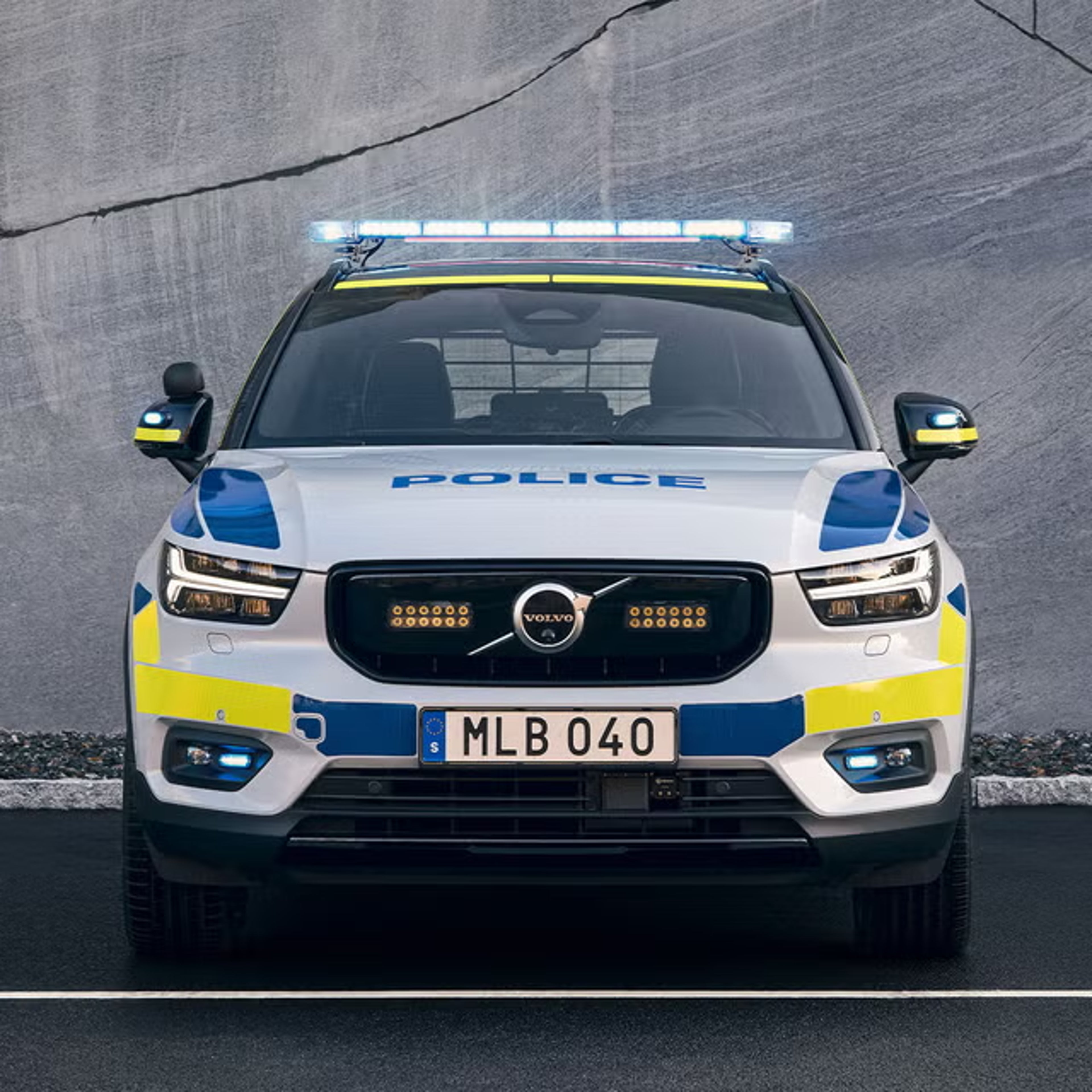 Čelní pohled na plně elektrický policejní vůz XC40 (nově EX40).