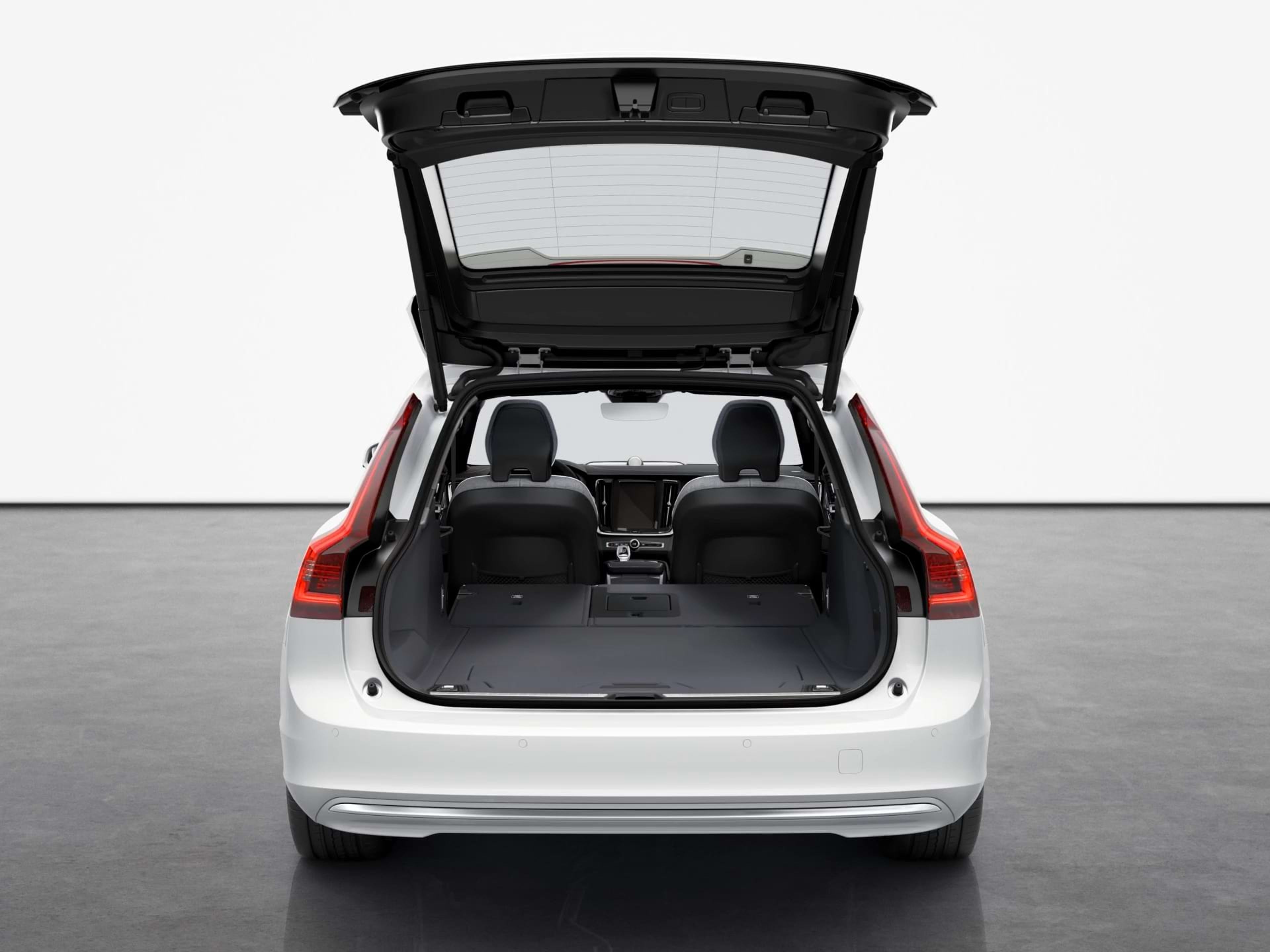 El maletero trasero de un Volvo Estate permanece abierto mostrando el amplio y espacioso compartimento de carga sin equipaje.