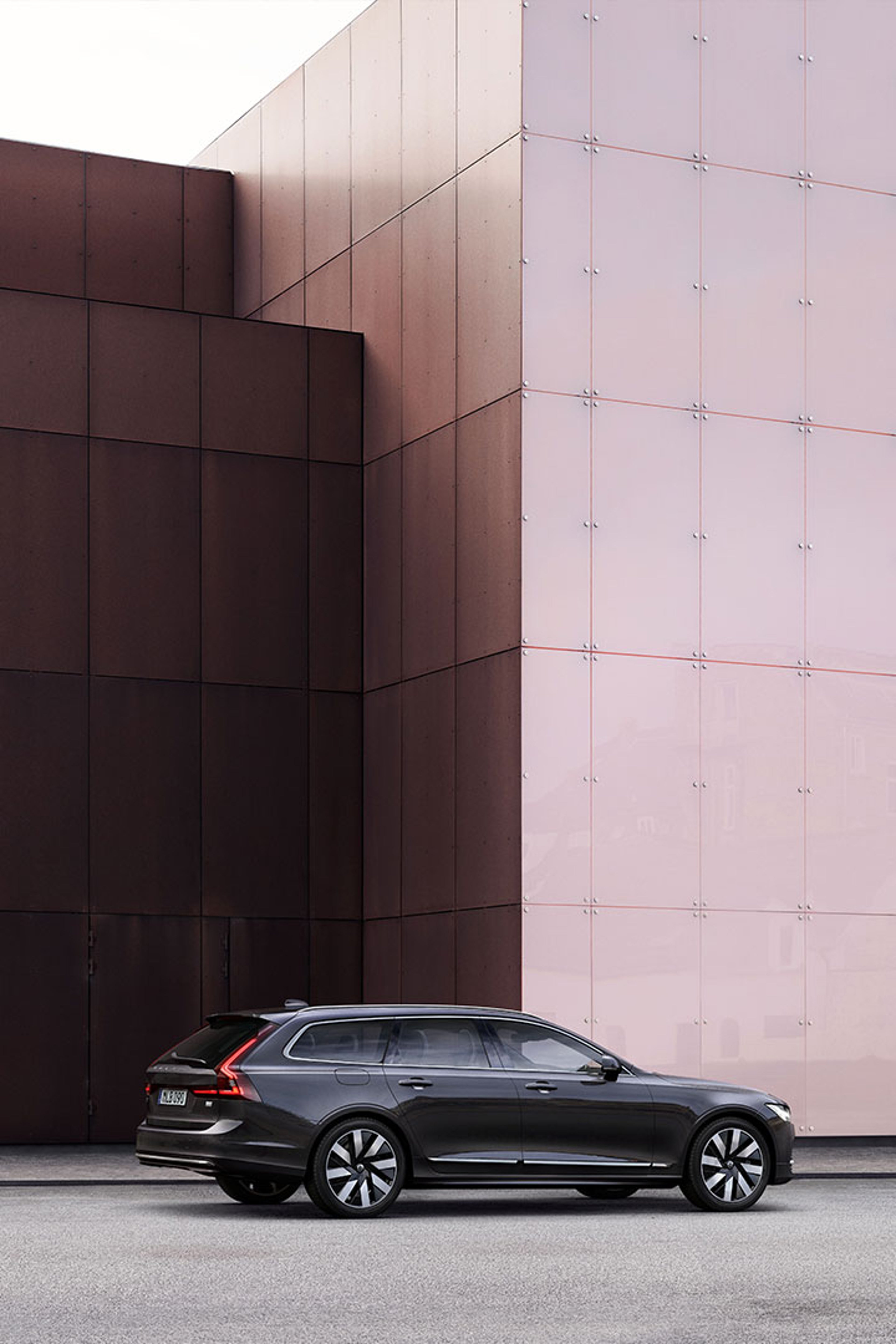 Vue latérale d'un break Volvo dans un environnement urbain