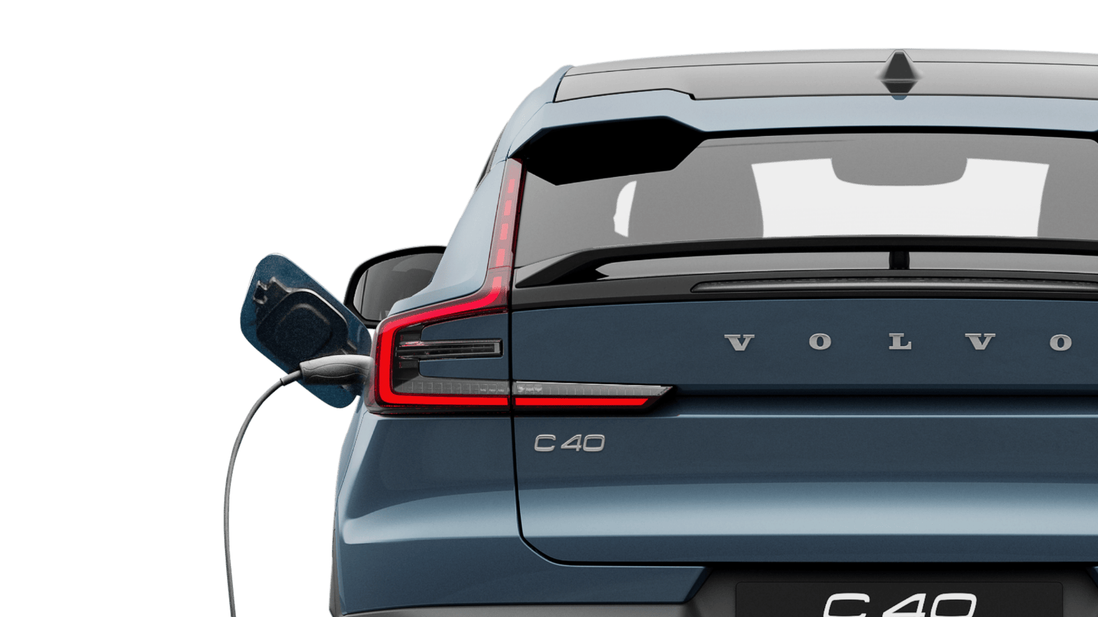 Անշարժ կանգնած լիցքավորվող ֆյորդե կապույտ ամբողջովին էլեկտրական Volvo C40 Recharge