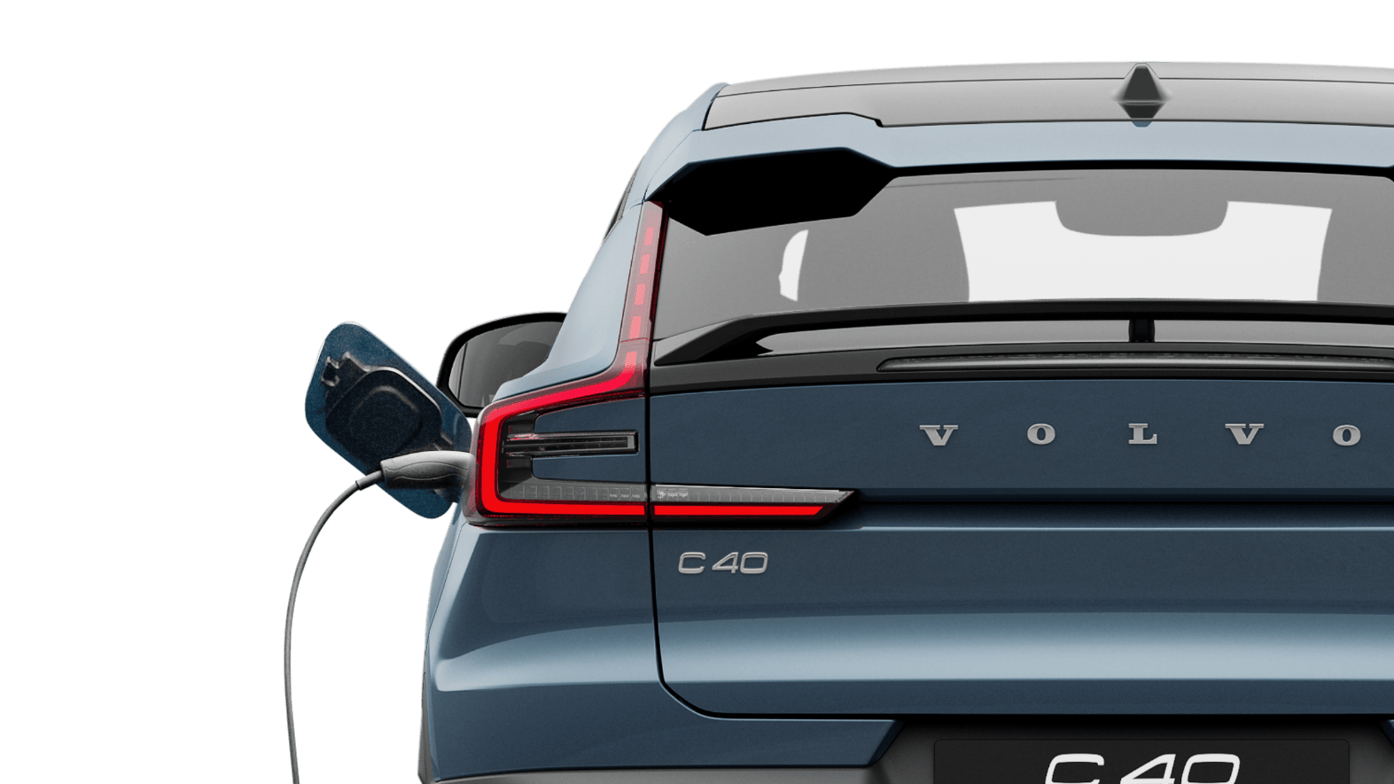 Изцяло електрически автомобил Volvo C40 Recharge в цвят Fjord Blue стои неподвижно и се зарежда