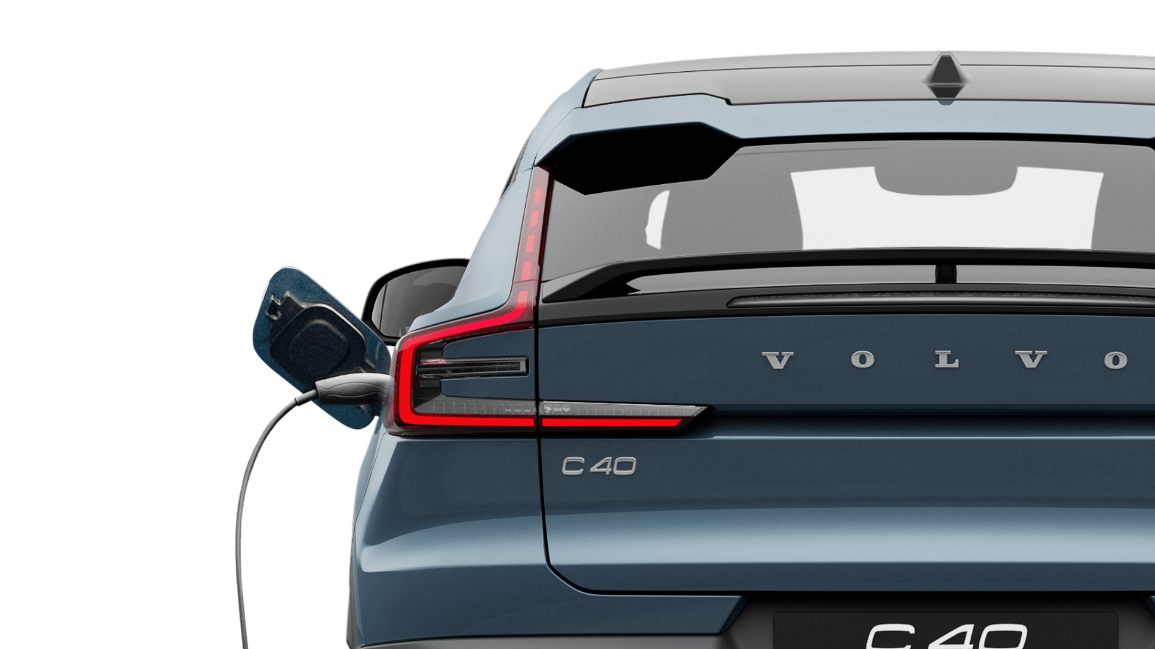 止まっているフィヨルドブルーのピュアエレクトリックモデル、ボルボC40 Recharge。