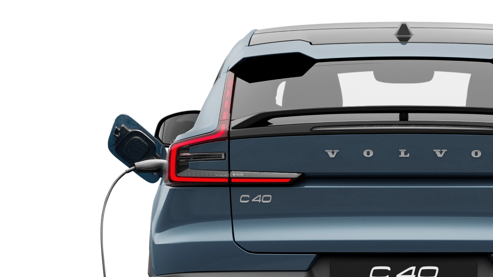 Изцяло електрически автомобил Volvo C40 Recharge в цвят Fjord Blue стои неподвижно и се зарежда