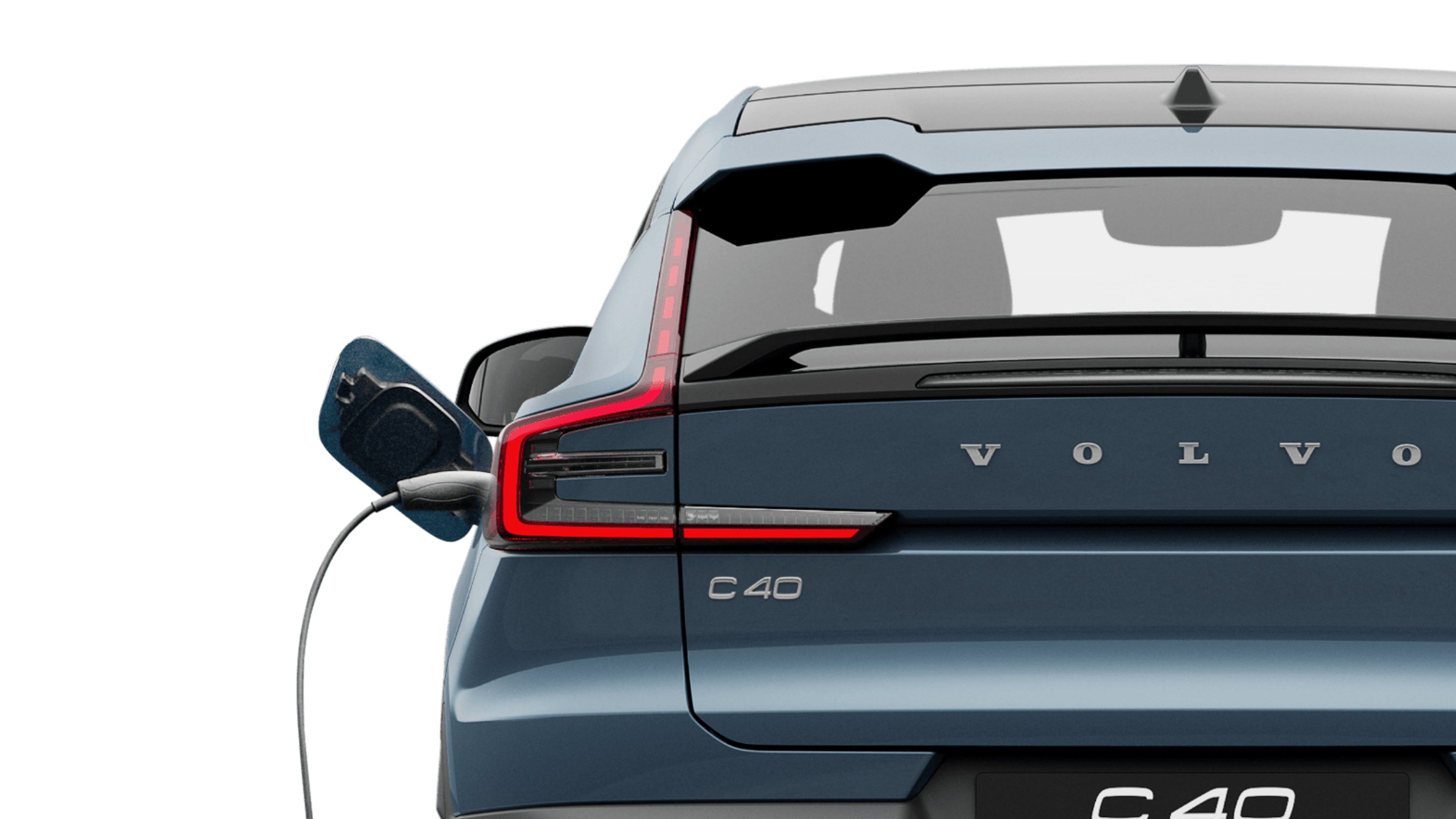 止まっているフィヨルドブルーのピュアエレクトリックモデル、ボルボC40 Recharge。