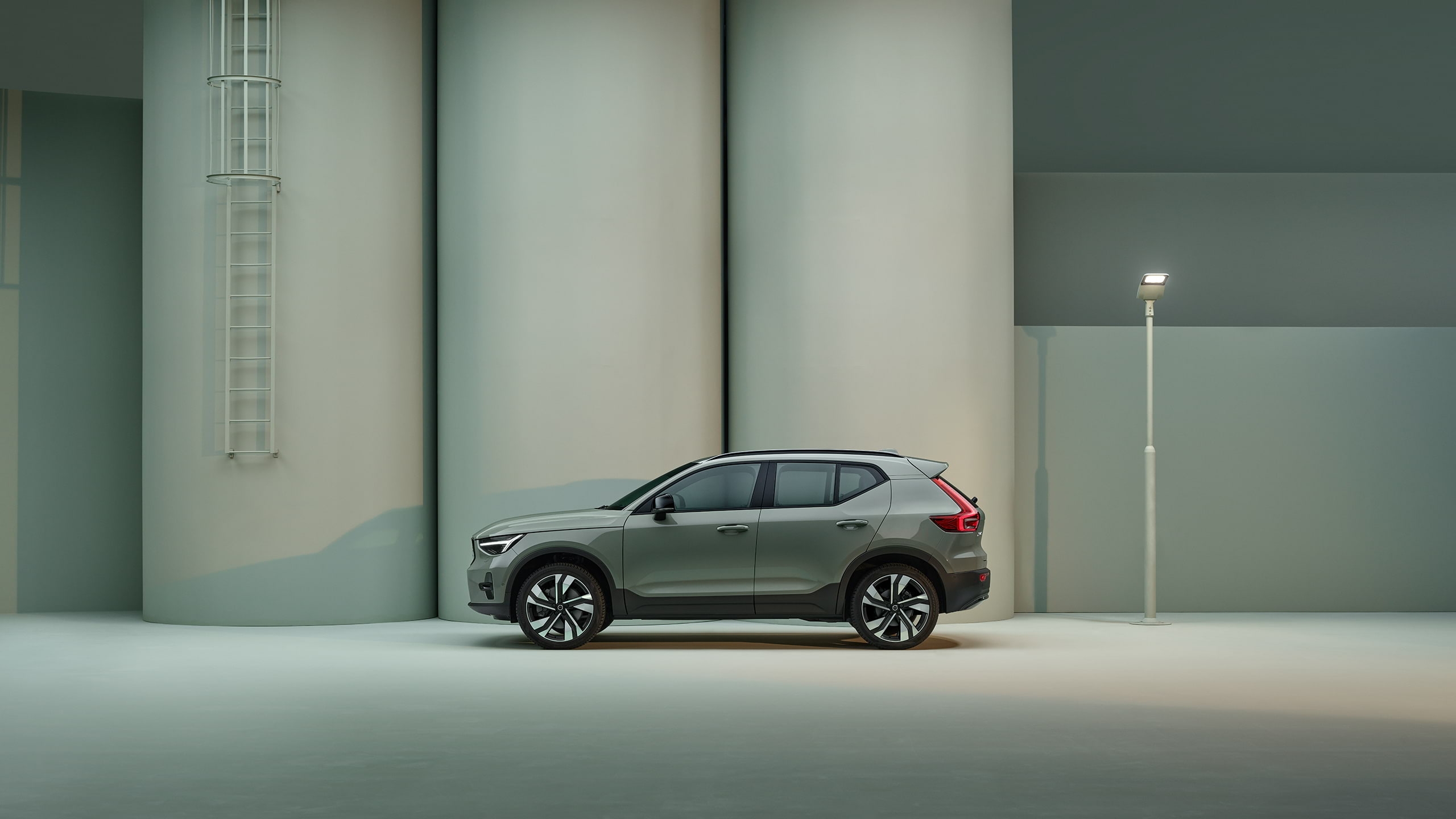 The side profile of the Volvo XC40 SUV