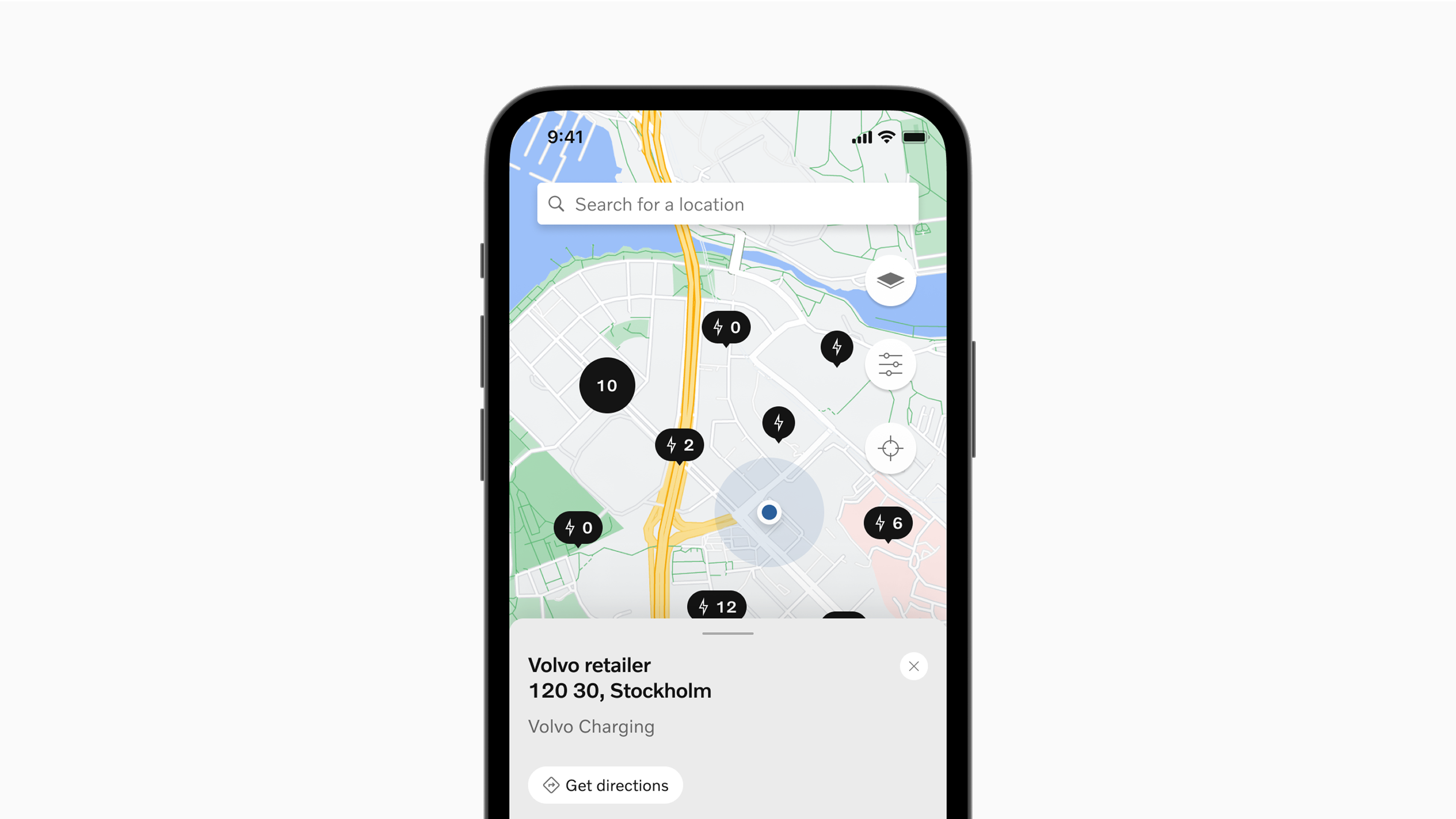 Lietotnē redzams Volvo Cars app saskarnes skats, kurā redzamas
pieejamās uzlādes stacijas ar atrašanās vietas meklēšanas joslu
ekrāna augšdaļā.