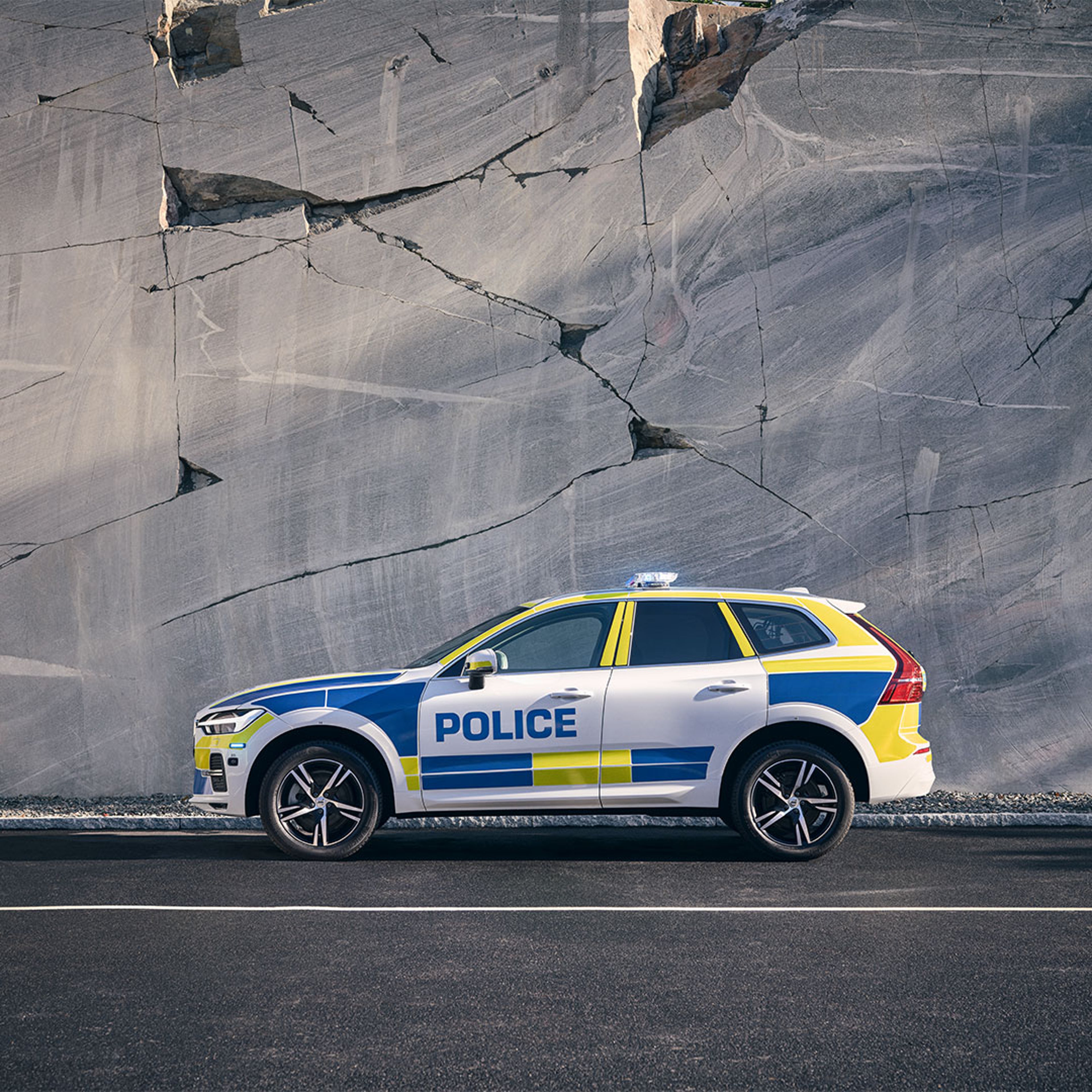 De XC60 politiewagen gezien vanaf de zijkant op een parkeerplaats.
