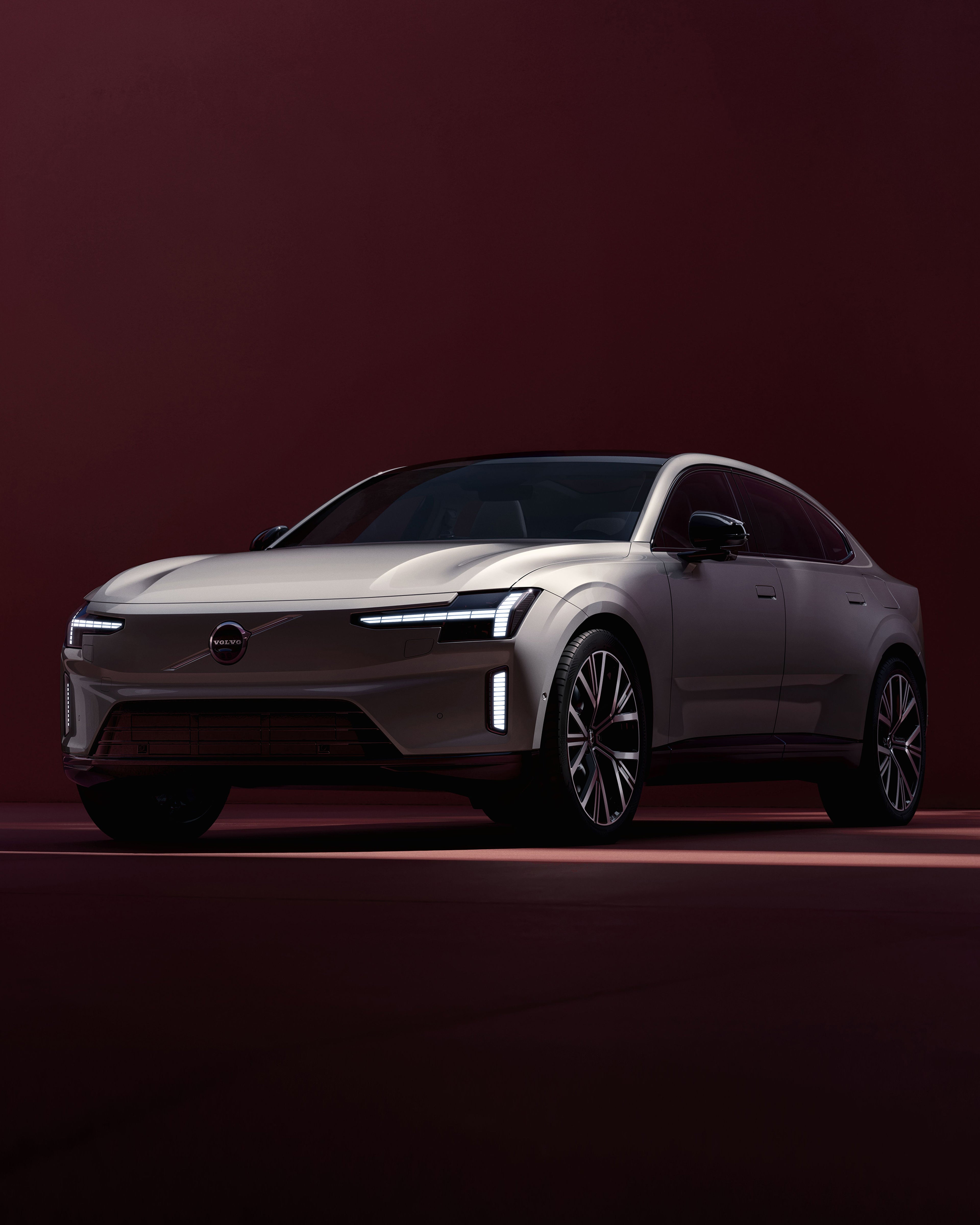 Vista frontale della Volvo ES90 100% Elettrica