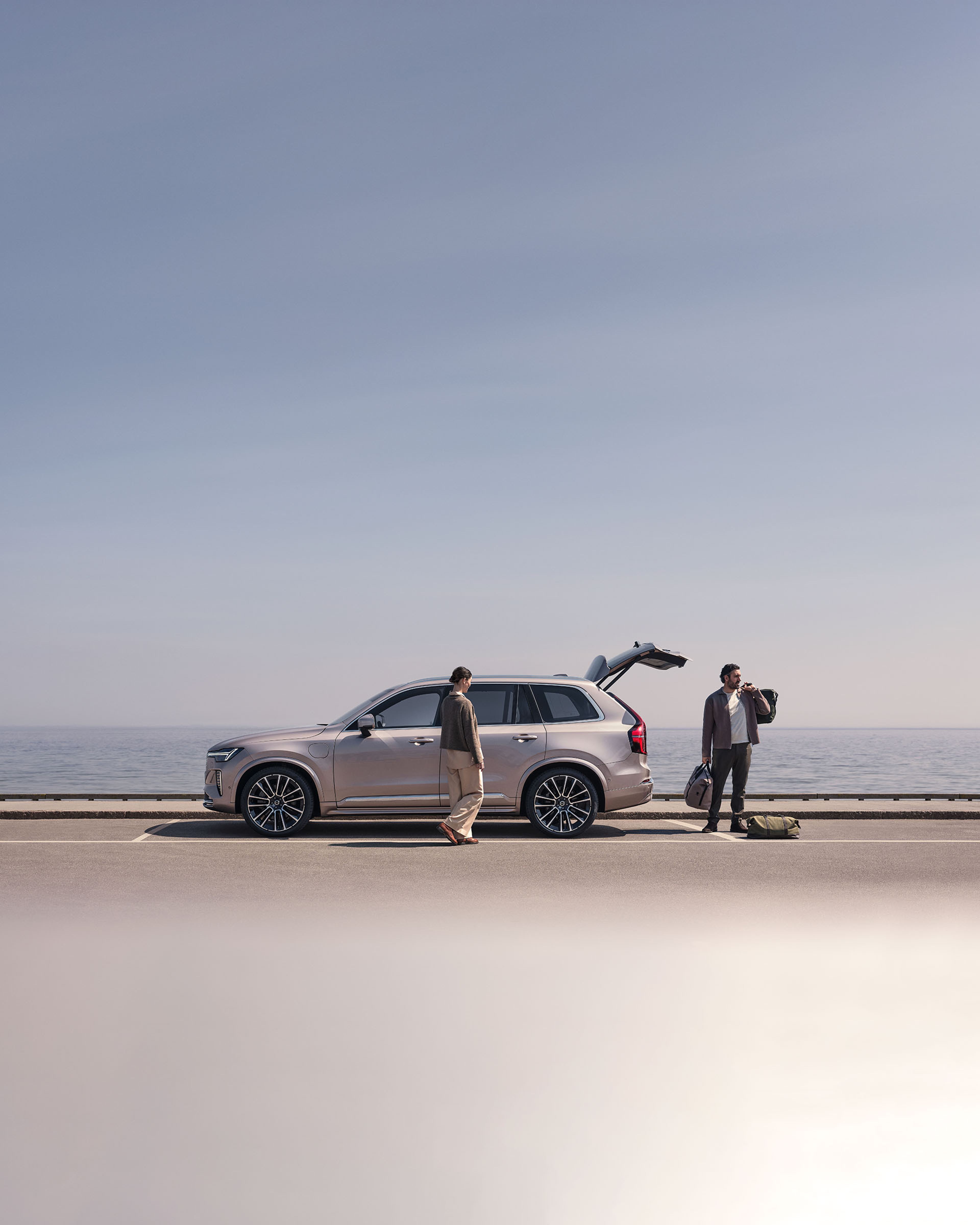 Zijaanzicht van Volvo XC90 aan de kade