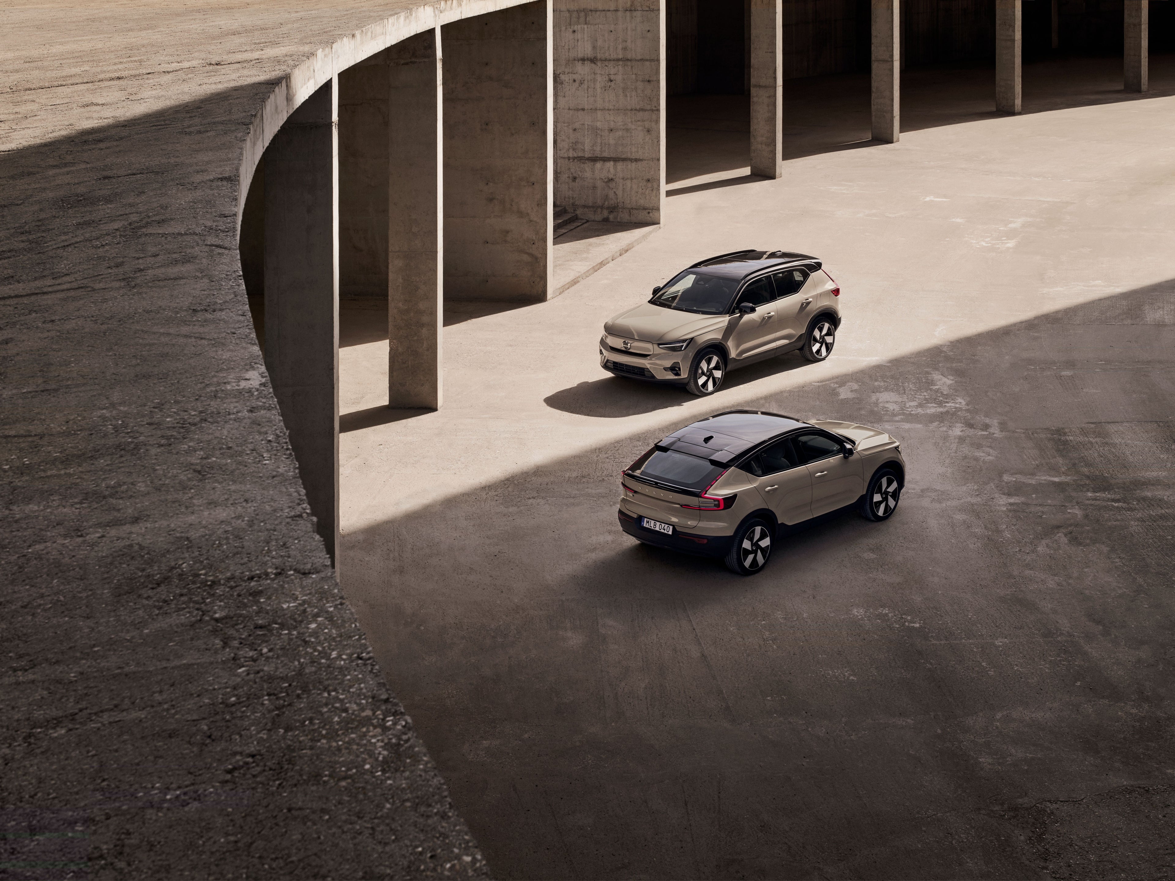 Volvo EC40 και Volvo EX40 σε χρώμα Sand Dune