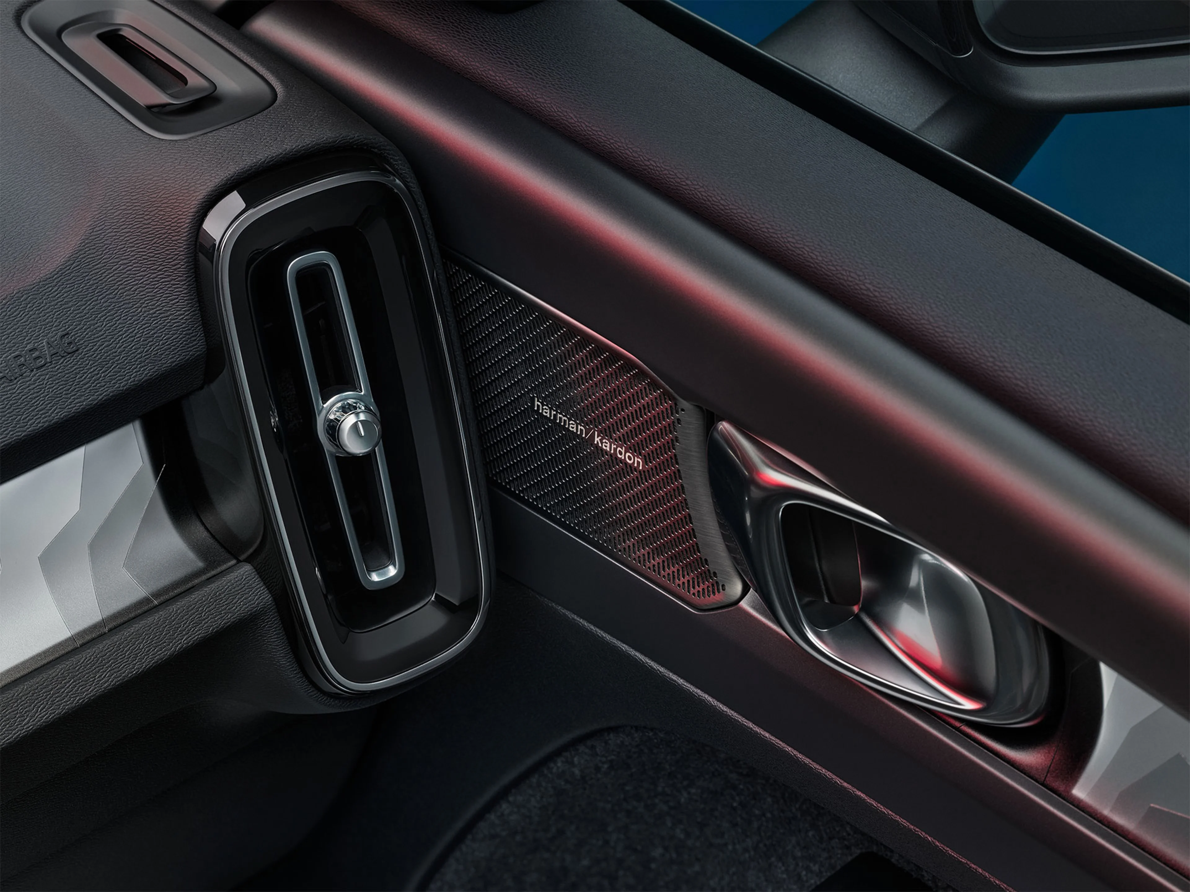 Acercamiento de un altavoz Harmon Kardon desde el interior de un Volvo