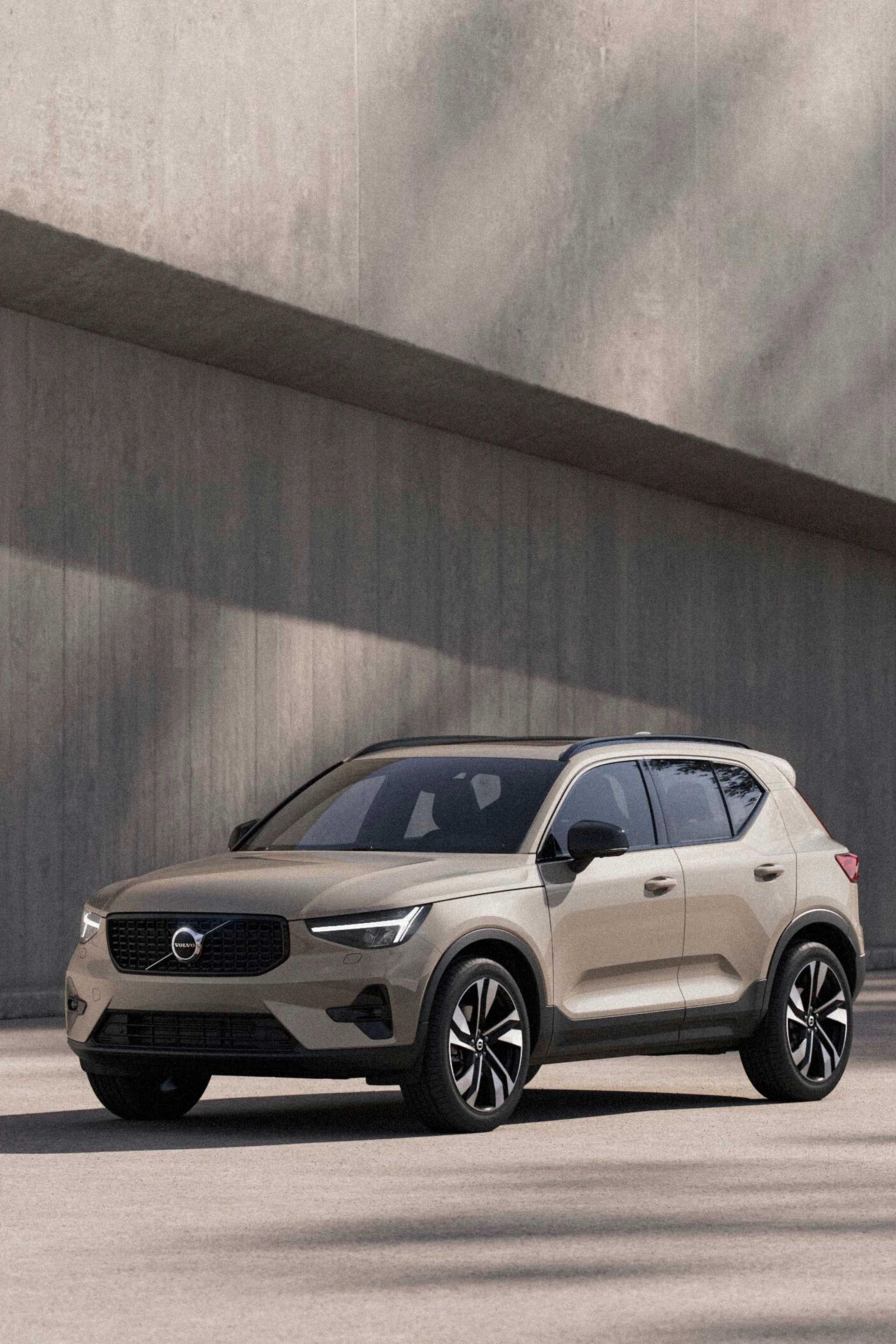 Volvo XC40 mild hybrid mostrando sus elegantes líneas de diseño exterior.