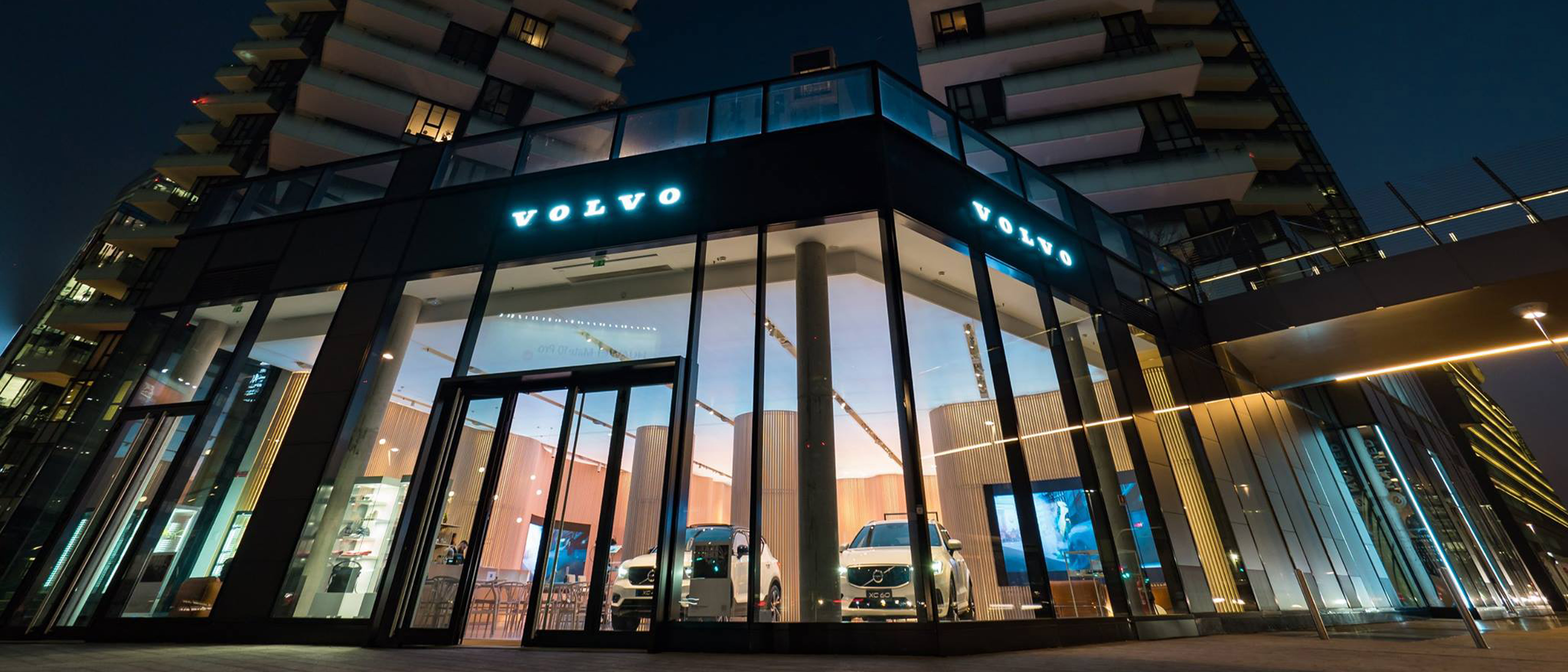 Volvo Studio Milano addobbato per Natale