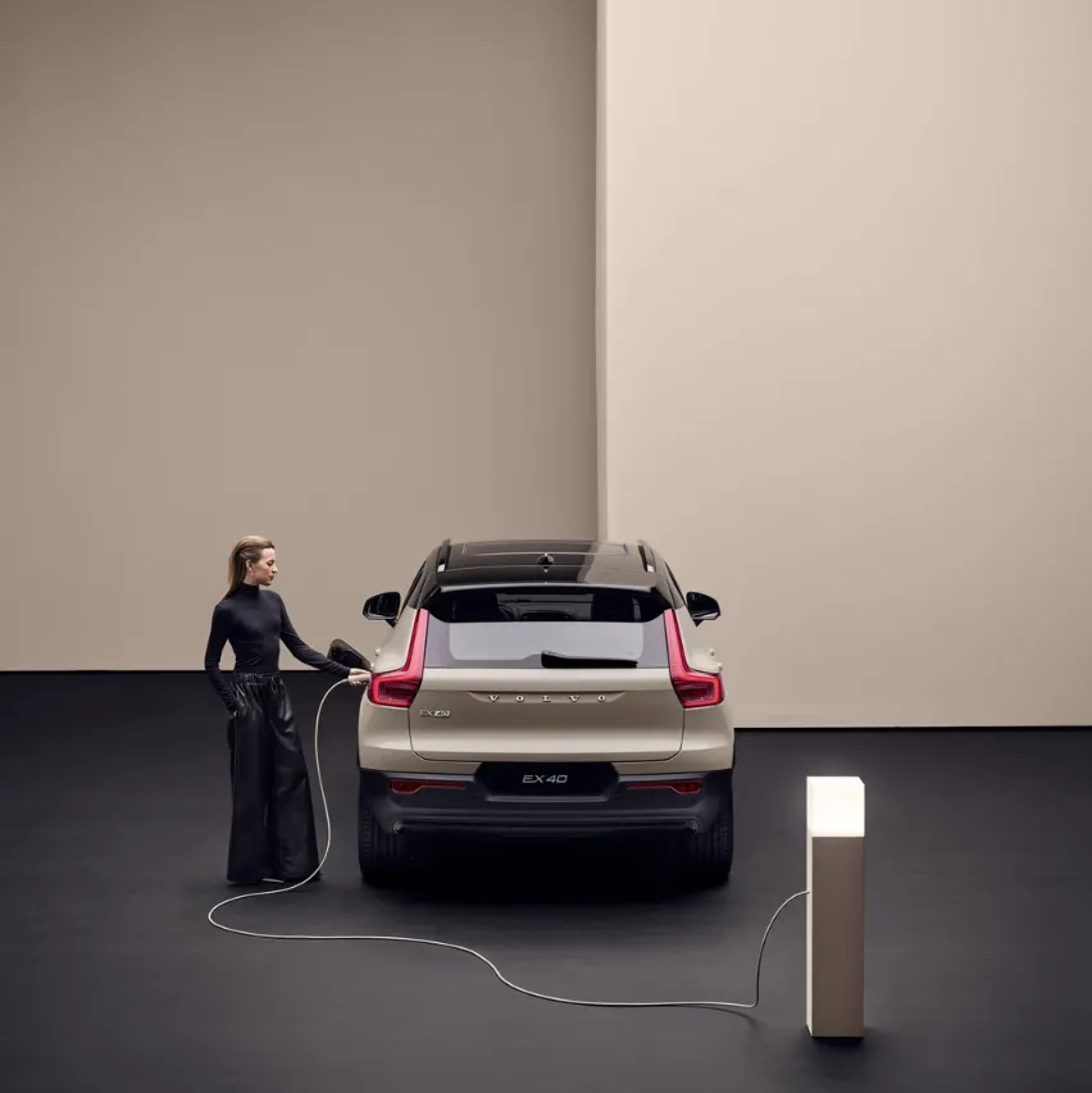 l’EX40 branché à une borne de recharhe