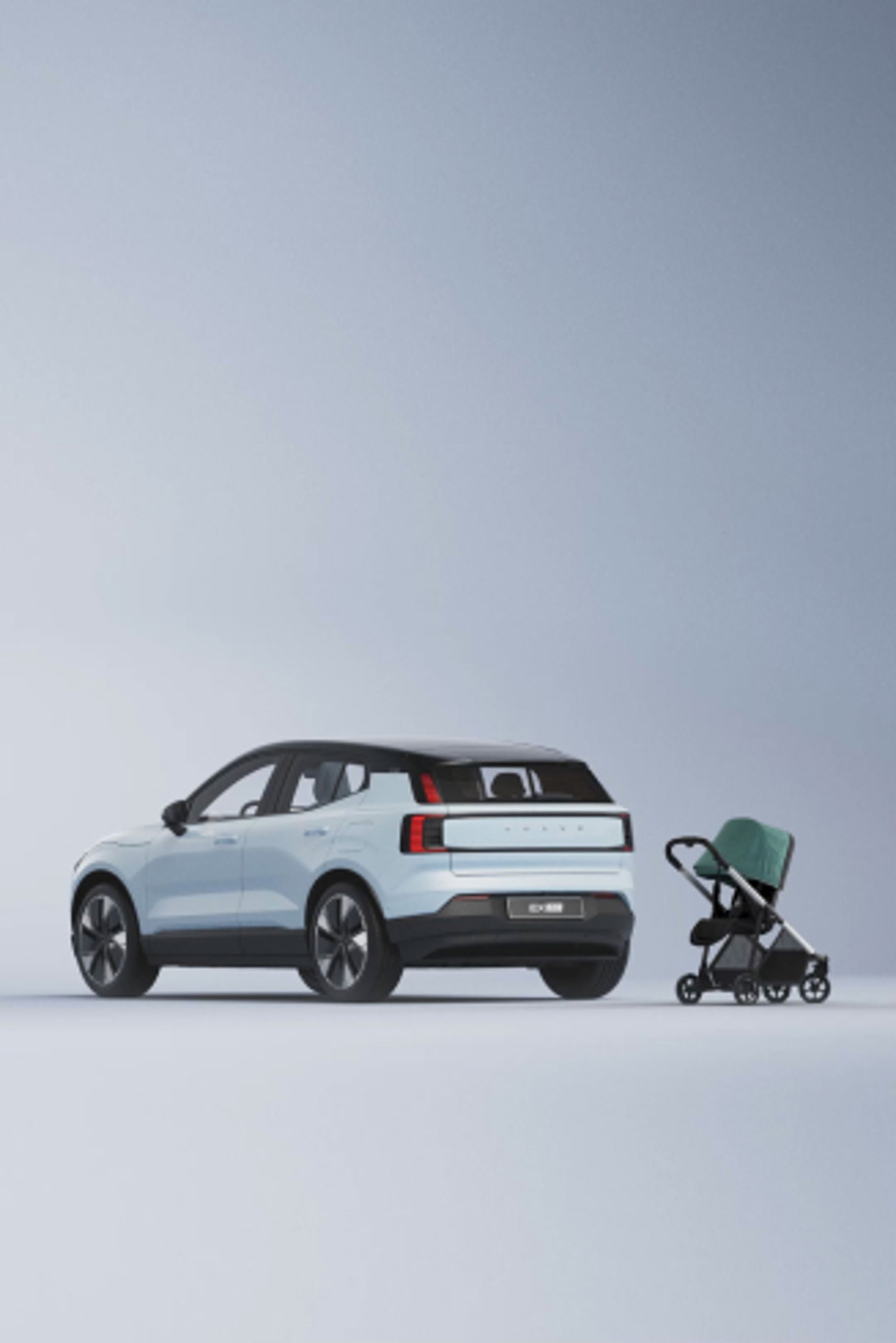 „Volvo EX30“ su vaikišku vežimėliu šalia vaizdas kampu iš galinės pusės