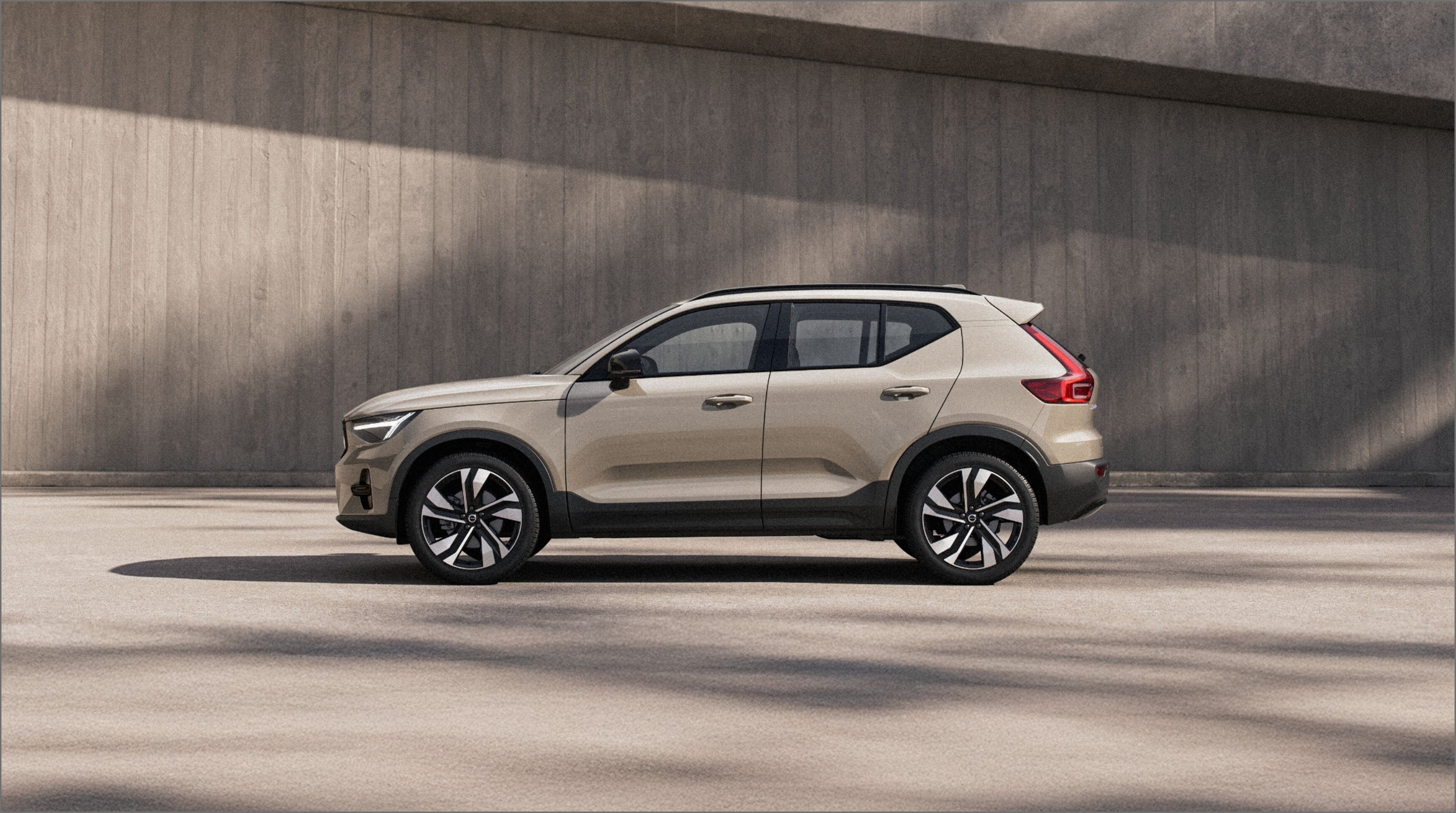 Volvo XC40 u boji Sand Dune na svetlosmeđoj pozadini.