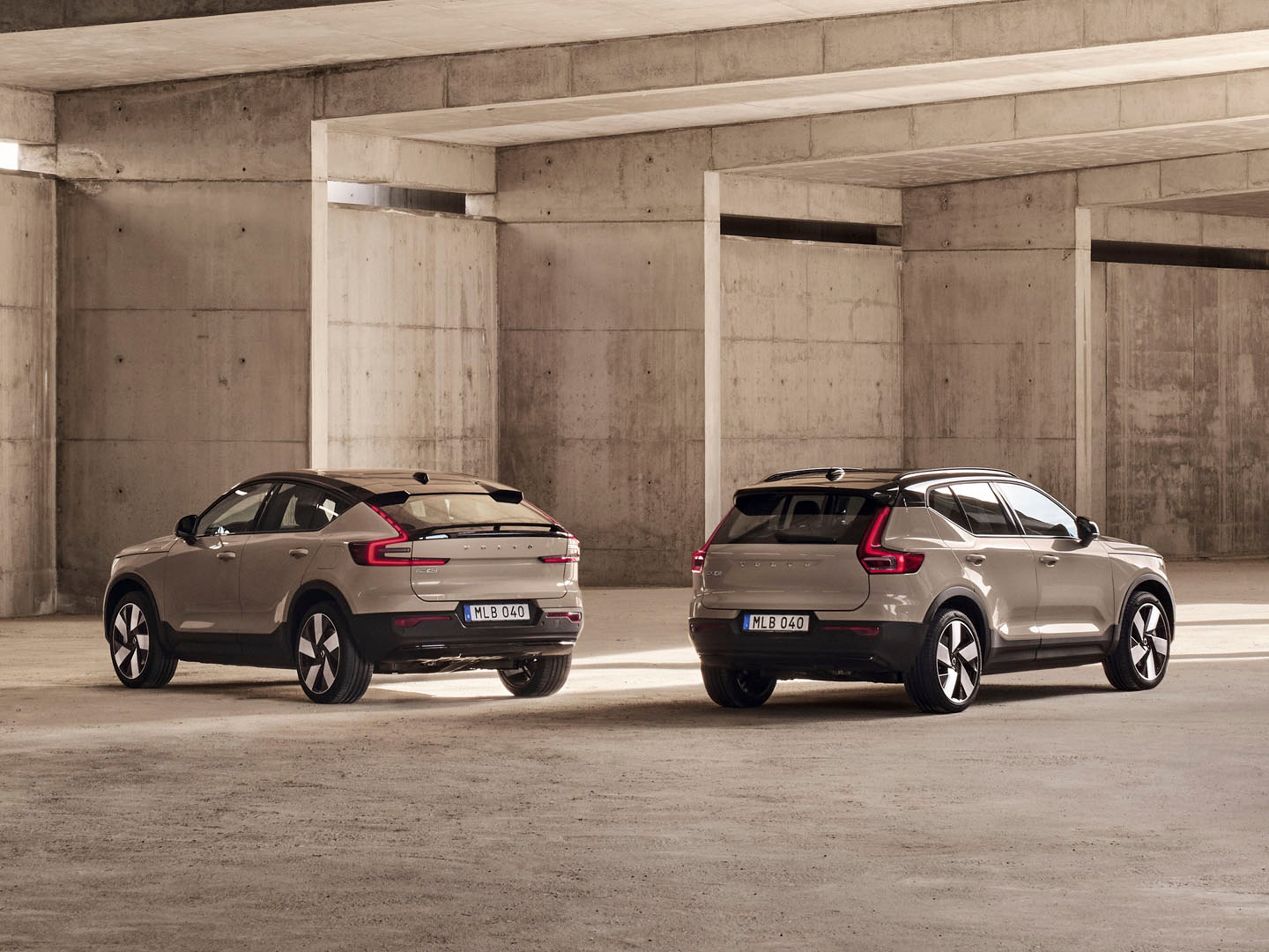 La parte delantera de un coche Volvo Recharge totalmente eléctrico.