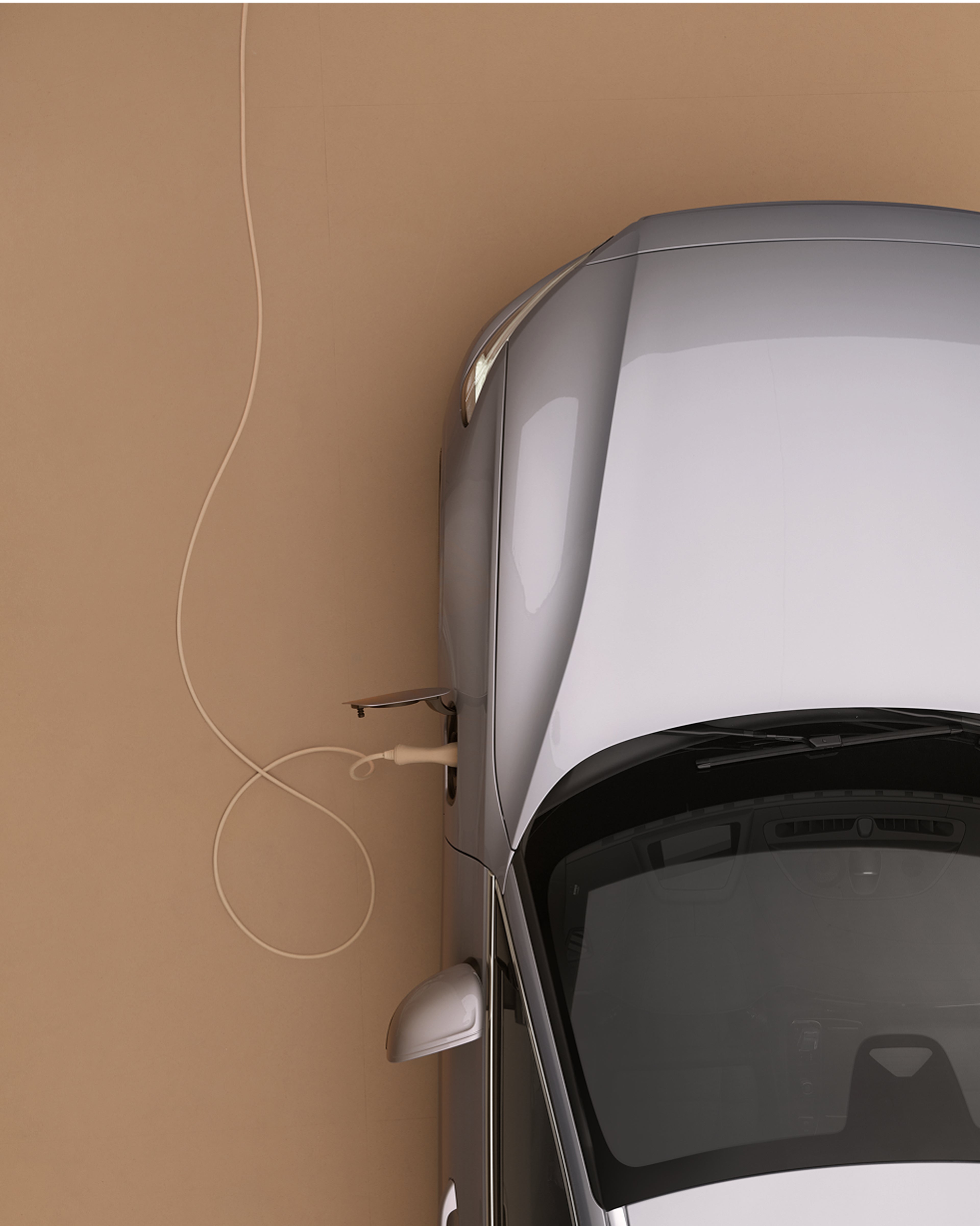 Pohled shora na stříbrné elektrické Volvo při nabíjení