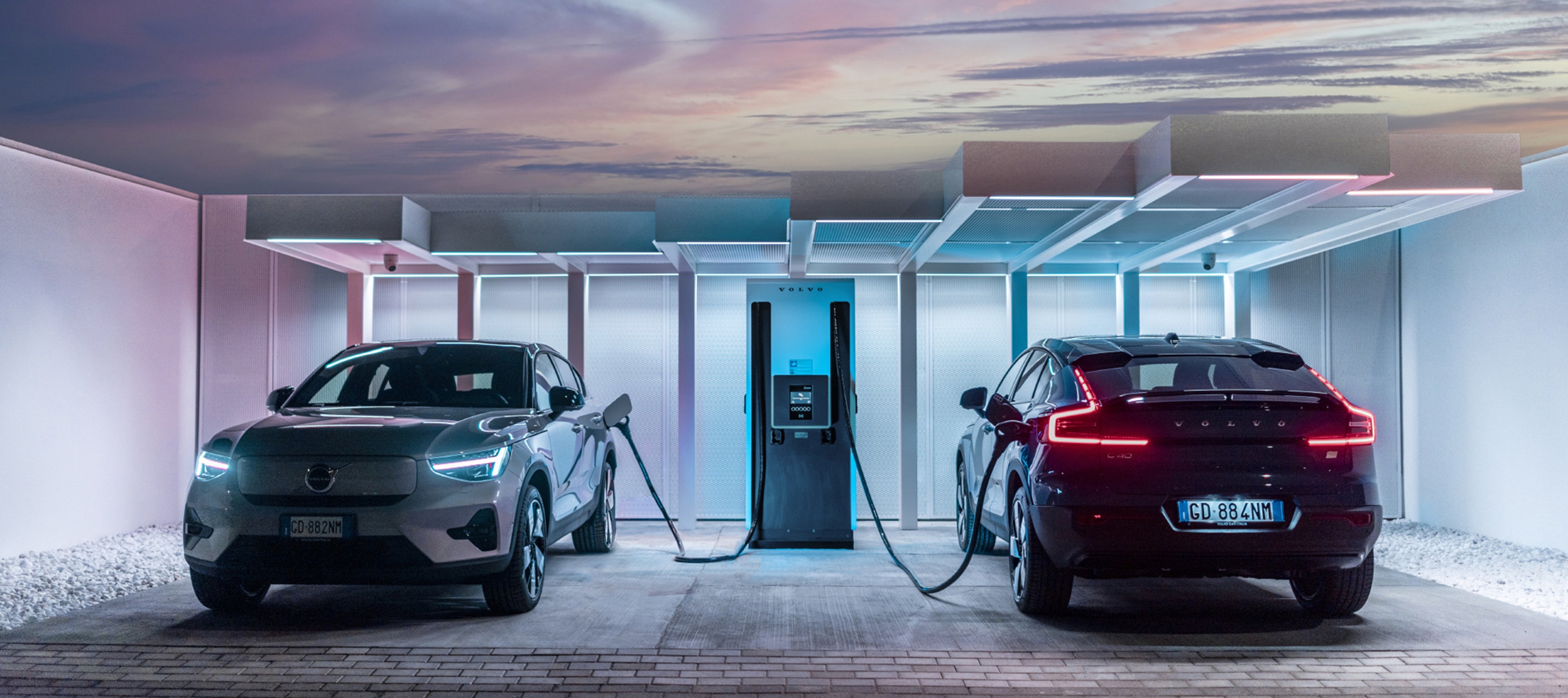 Una donna sfocata in piedi in mezzo a una strada con una Volvo EX90 visibile dietro di lei.