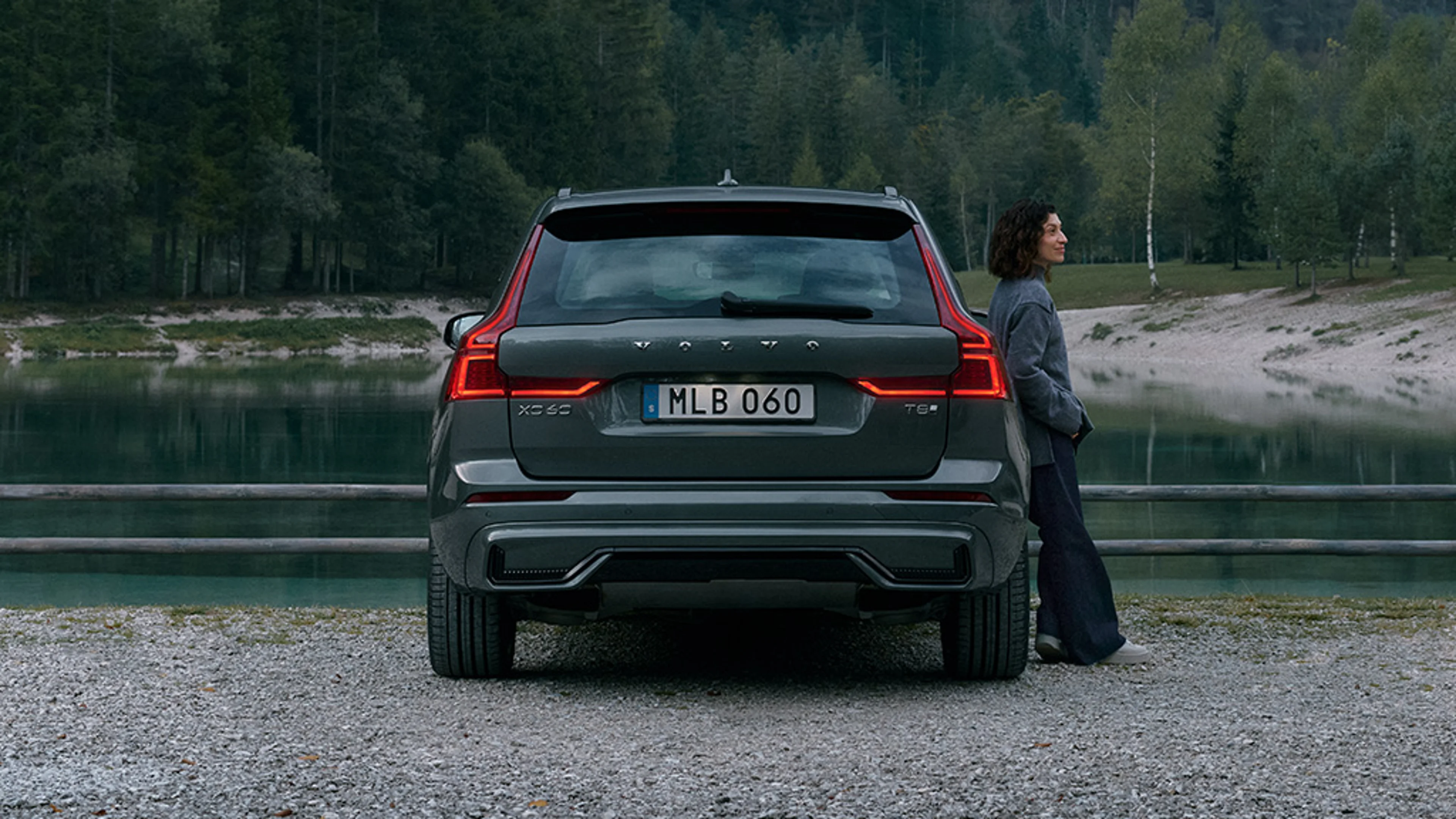 Heckansicht des Volvo XC60 Plug-in Hybrid.