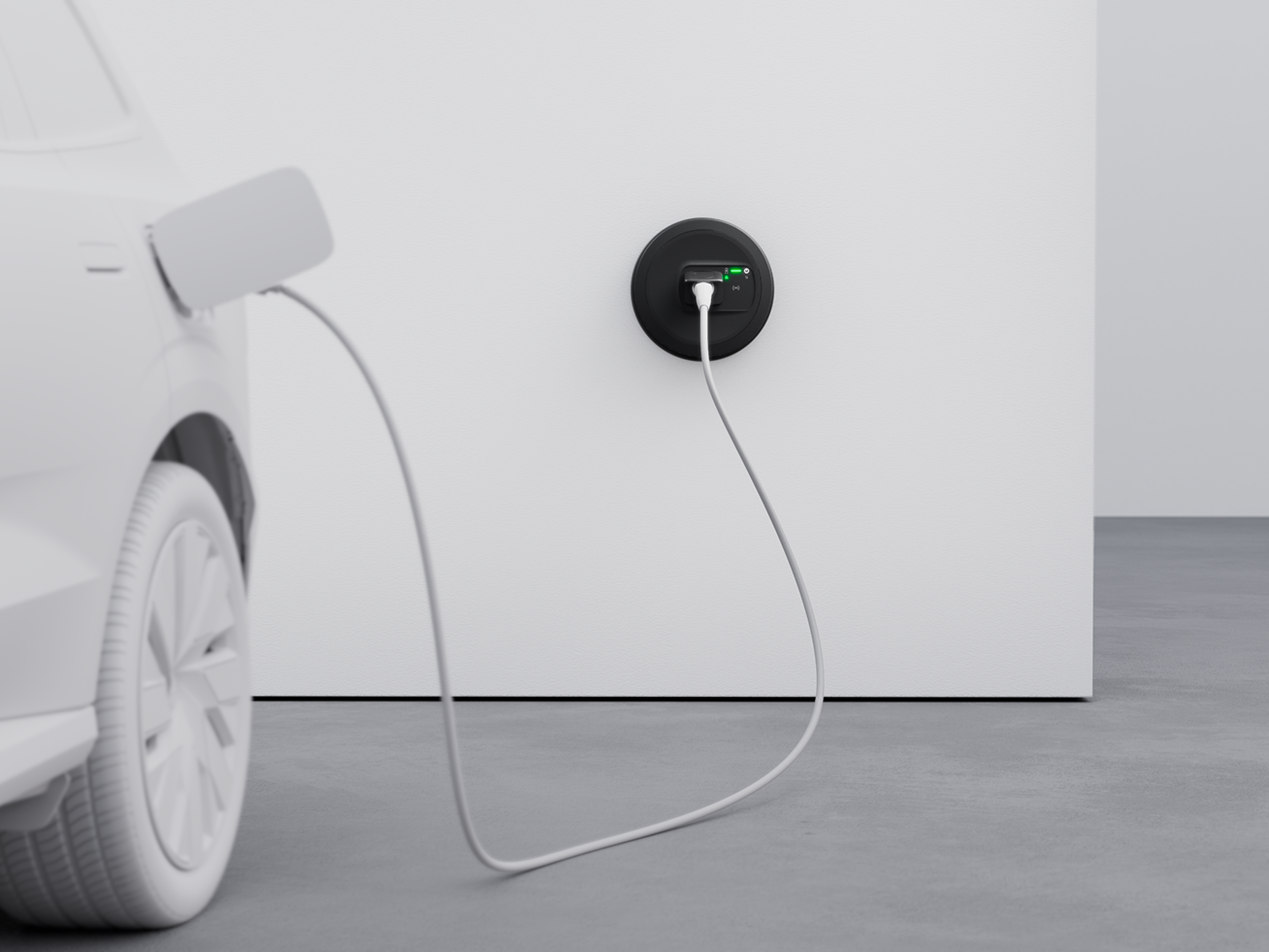 Schuin aanzicht van een minimalistische wallbox gemonteerd op een witte muur, verbonden met een wit kleimodel van een elektrisch voertuig in een strakke, moderne omgeving.