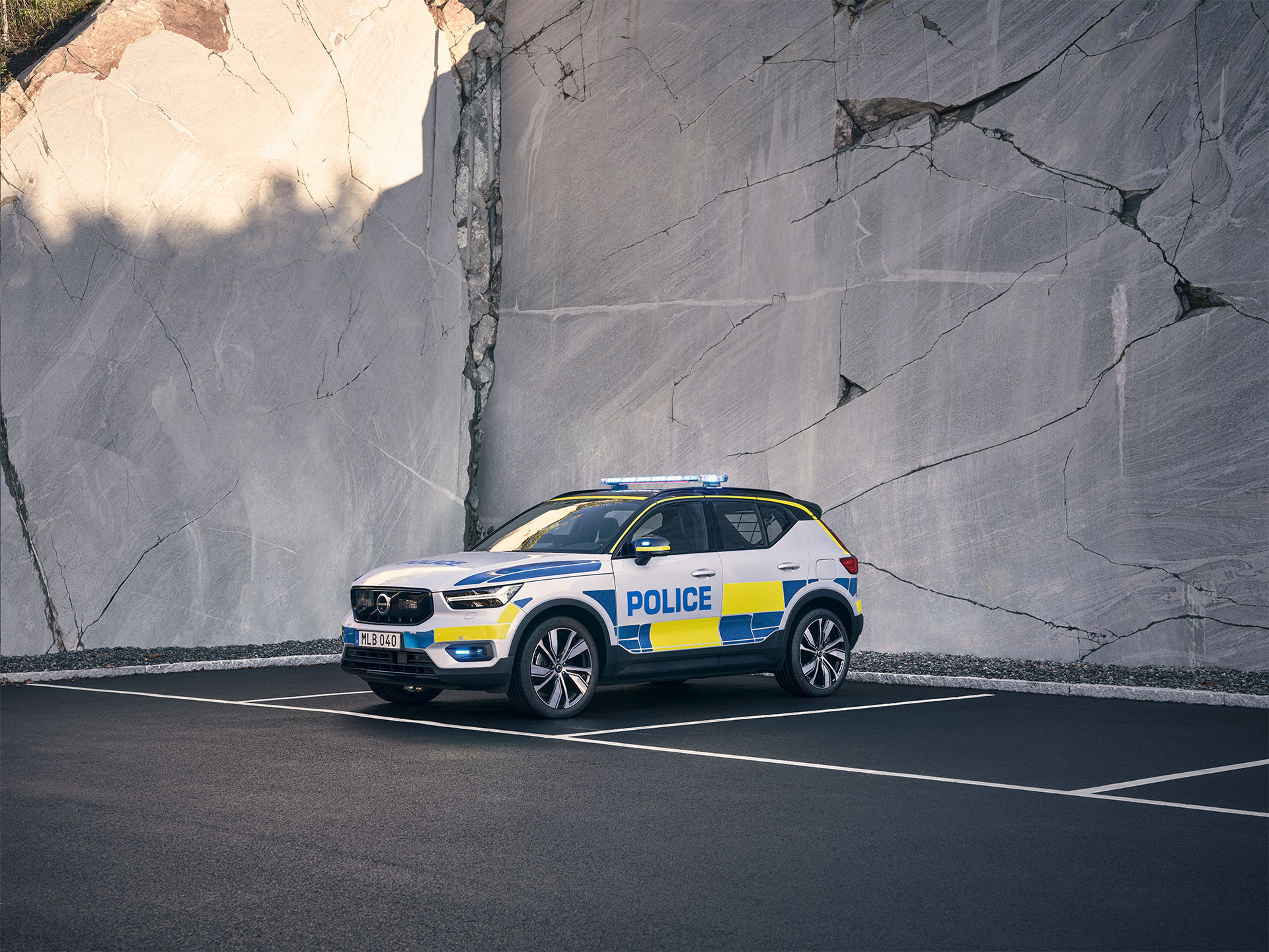De volledig elektrische XC40 politieauto op een parkeerplaats.