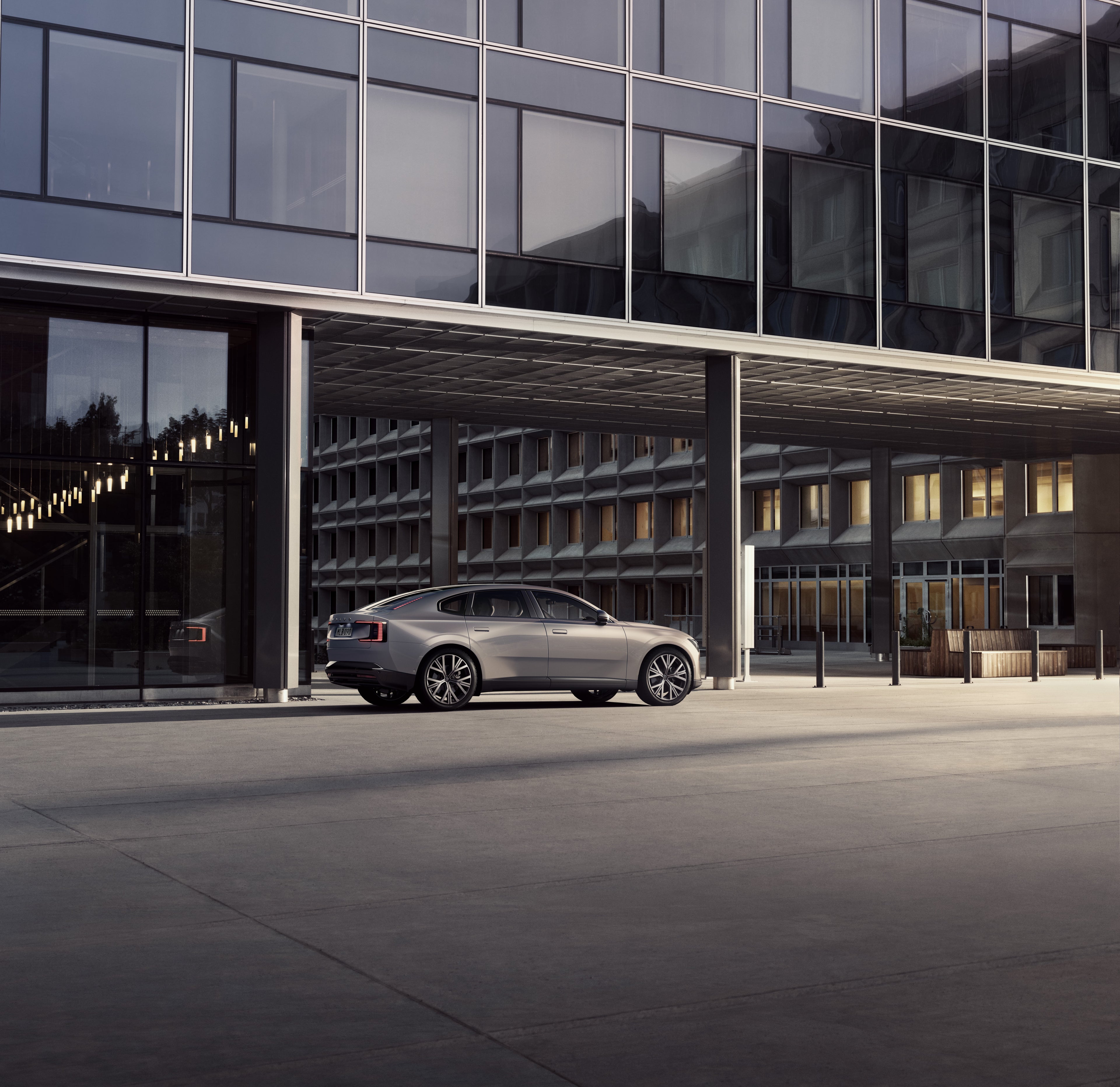 Vue latérale d'une berline Volvo dans un environnement en béton