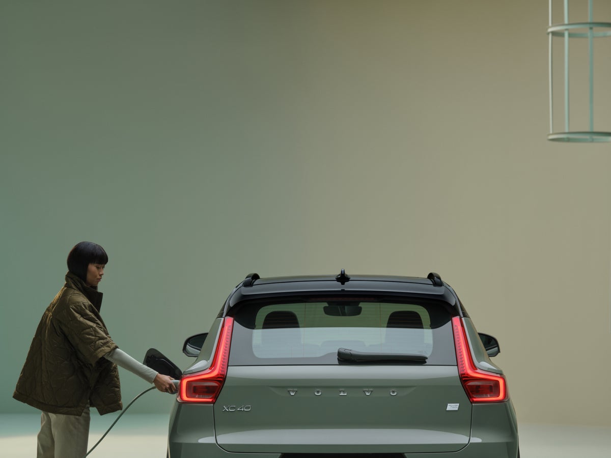 Image of a woman charging a Volvo XC40