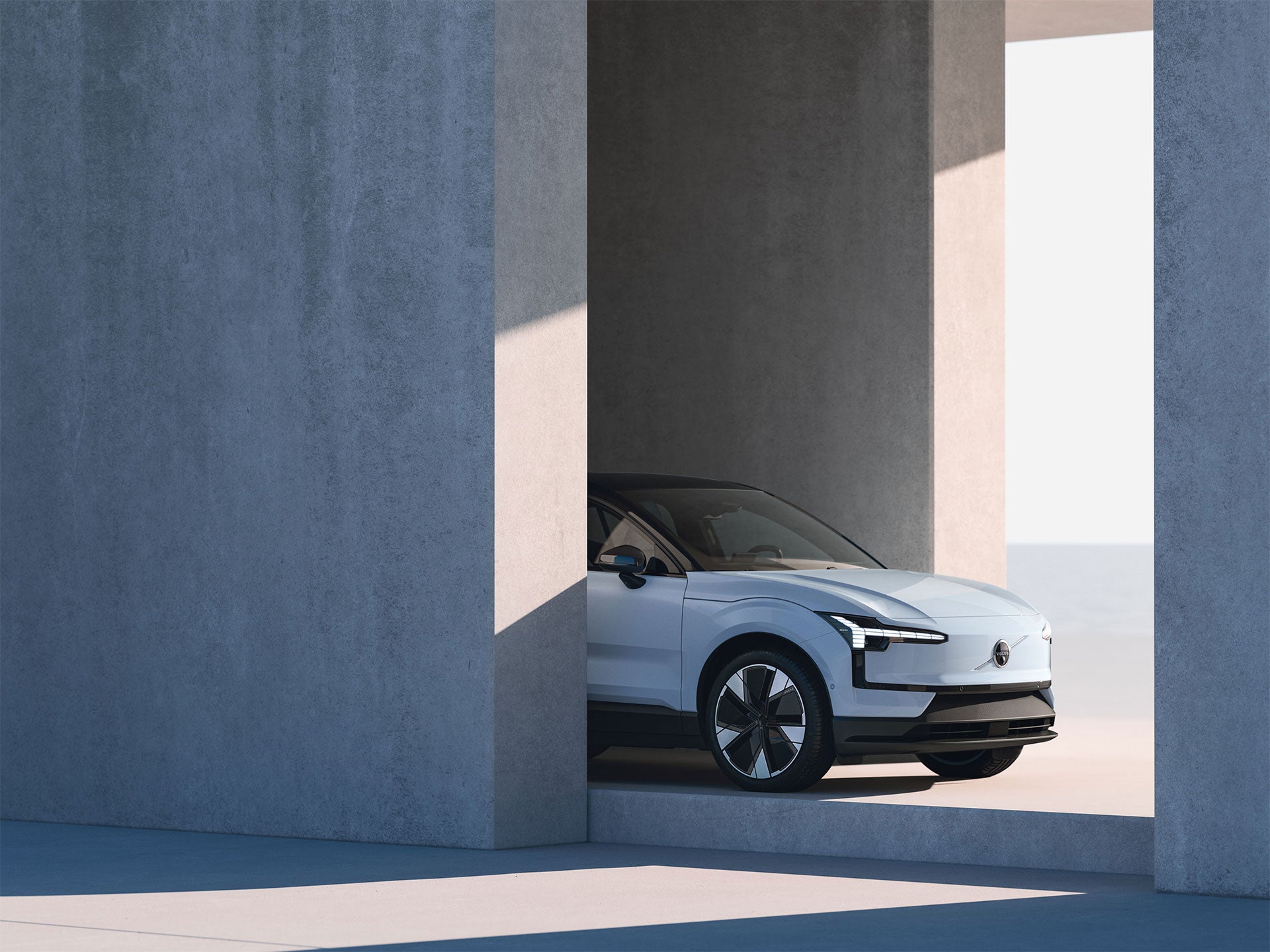 Vue partielle du Volvo EX30 garé dans une grande structure en béton.