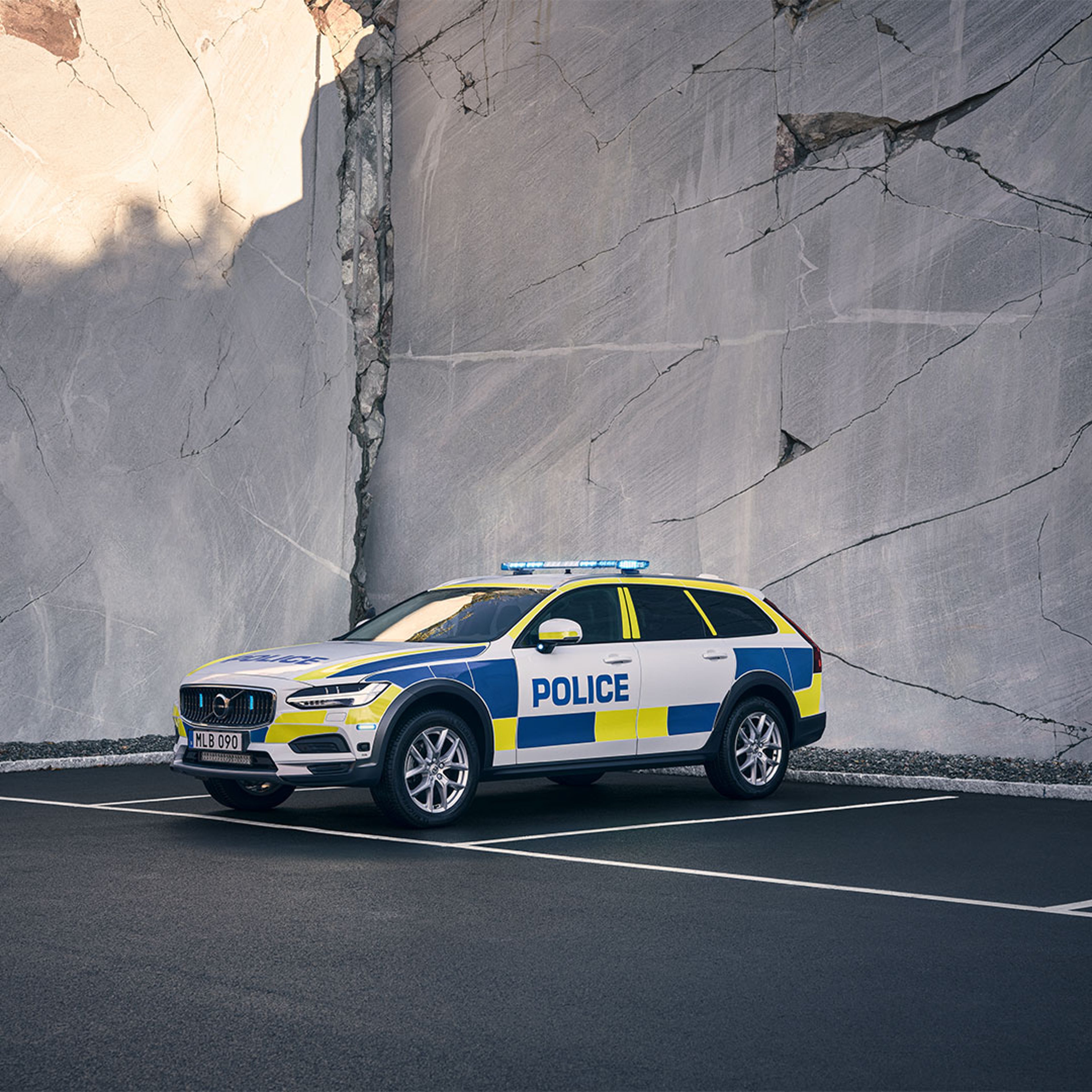 De V90 Cross Country politieauto op een parkeerplaats.