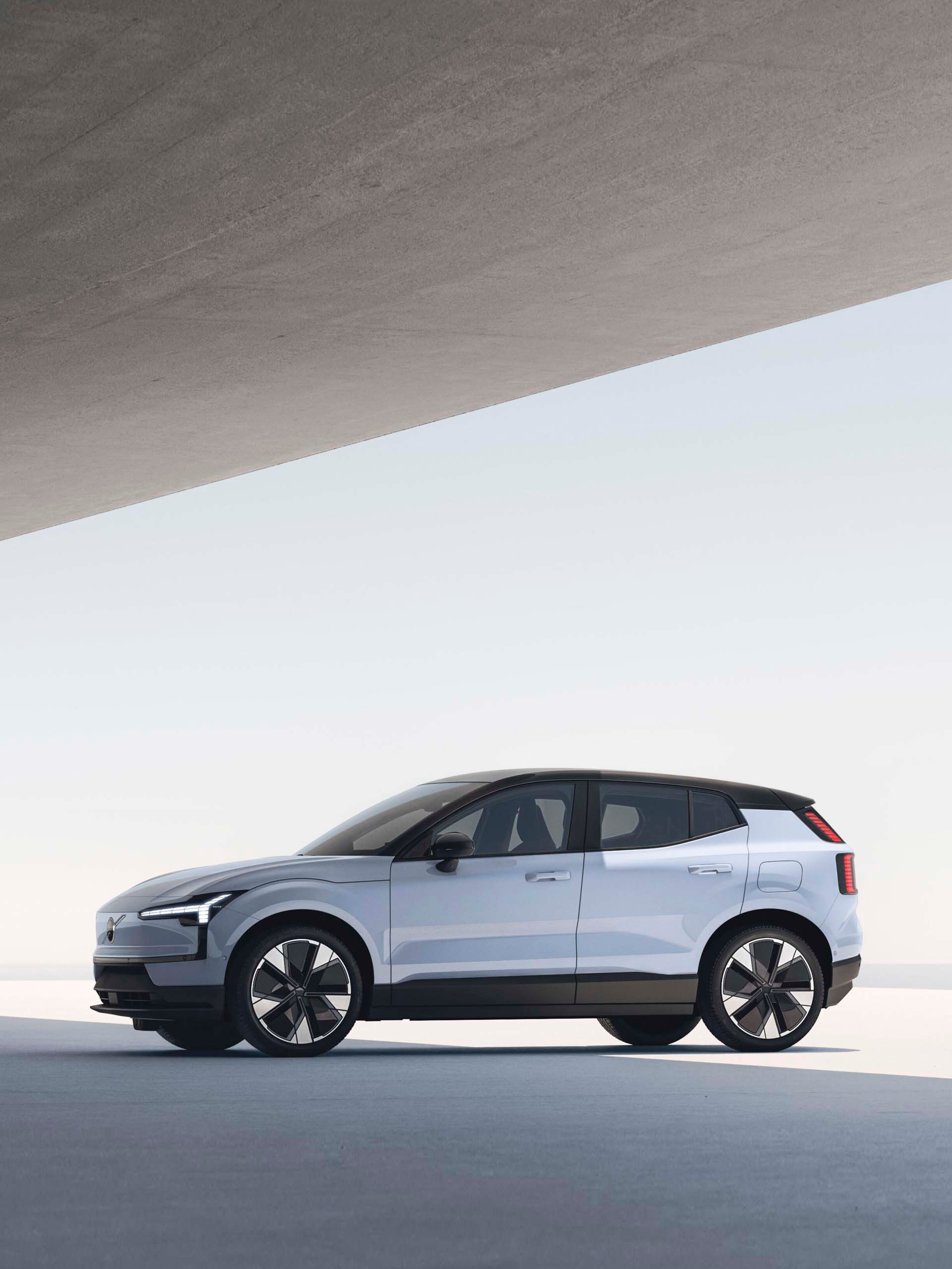 Volvo XC40 mild hybrid destacando sus líneas de diseño a la luz del día.