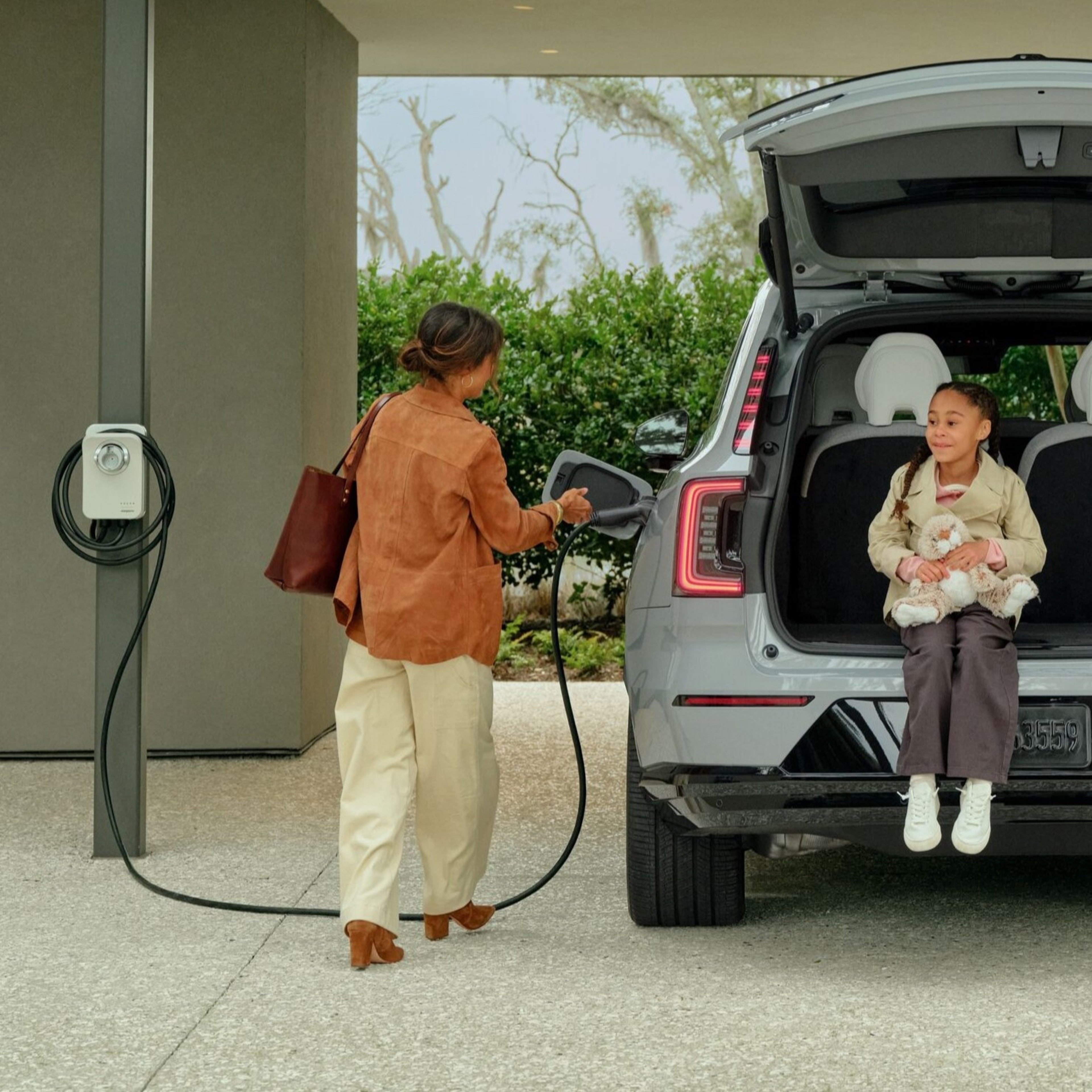 Family getting in fully charged Volvo EX90