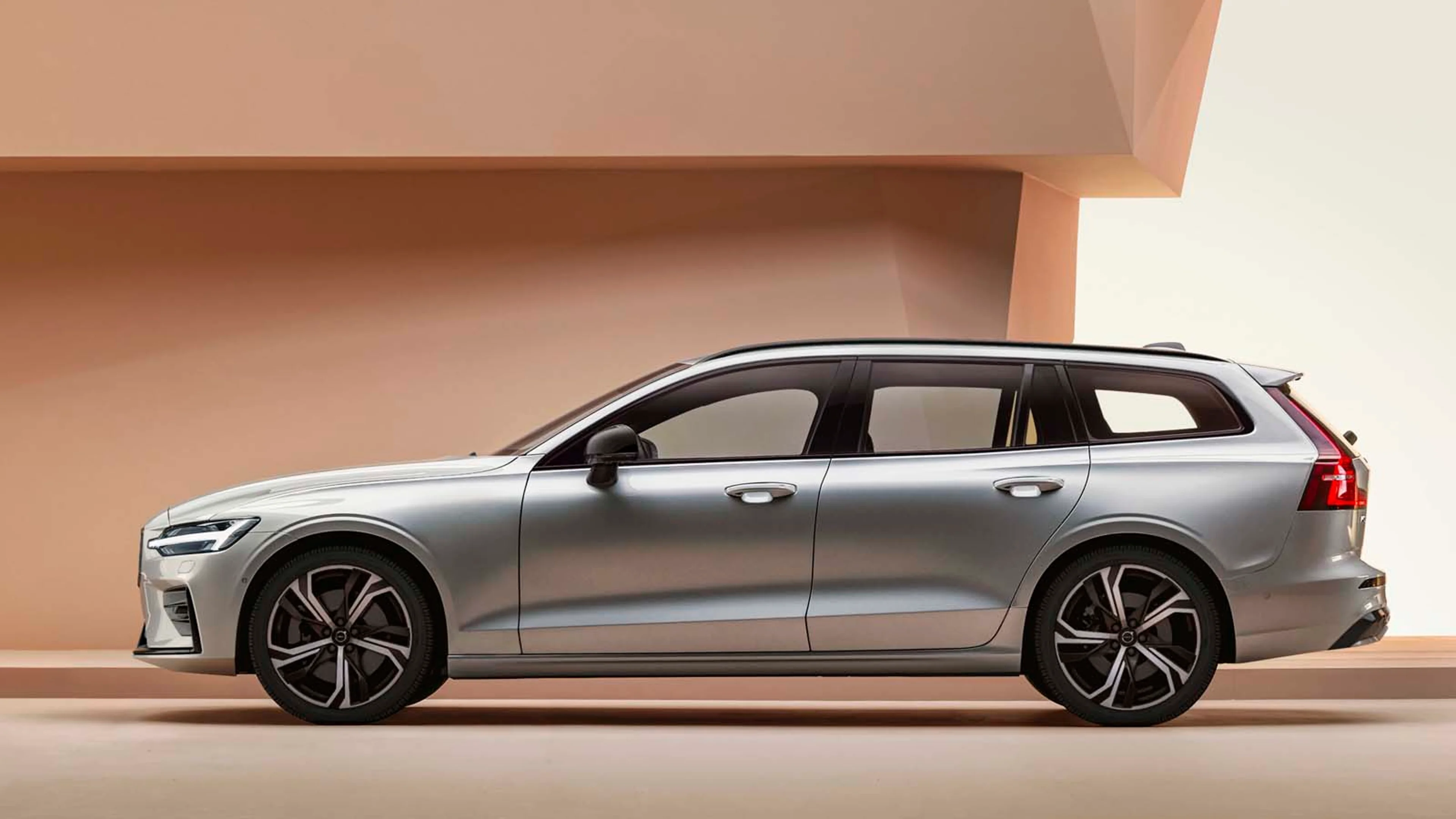Un Volvo V60 vista lateral destacando sus líneas aerodinámicas y la versatilidad de este familiar.