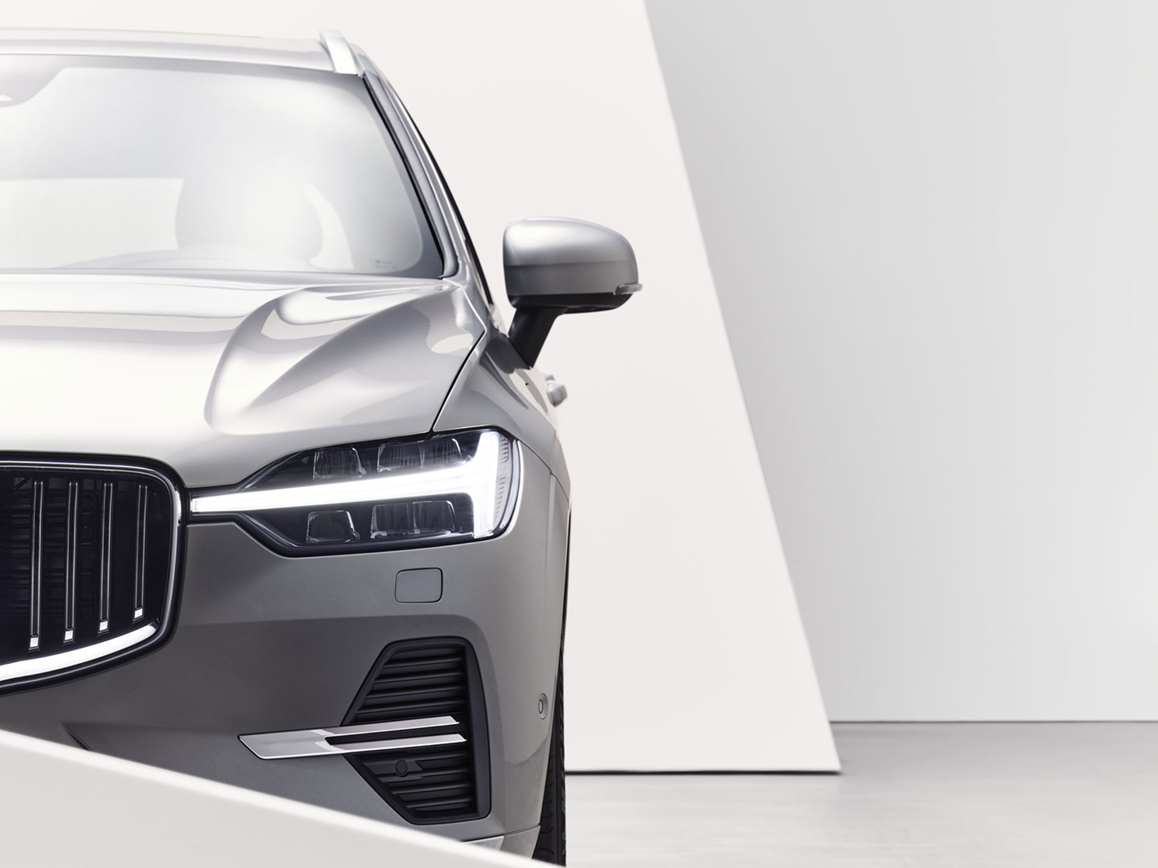 Parte delantera de un coche híbrido enchufable Volvo Recharge.