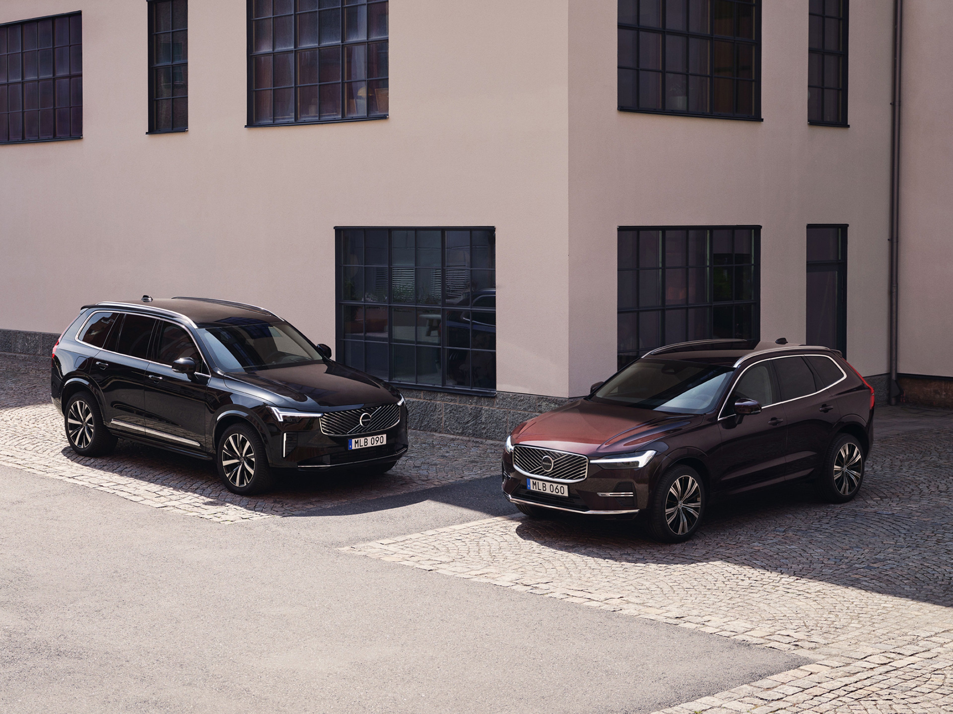 Due Volvo con blindatura leggera parcheggiate.