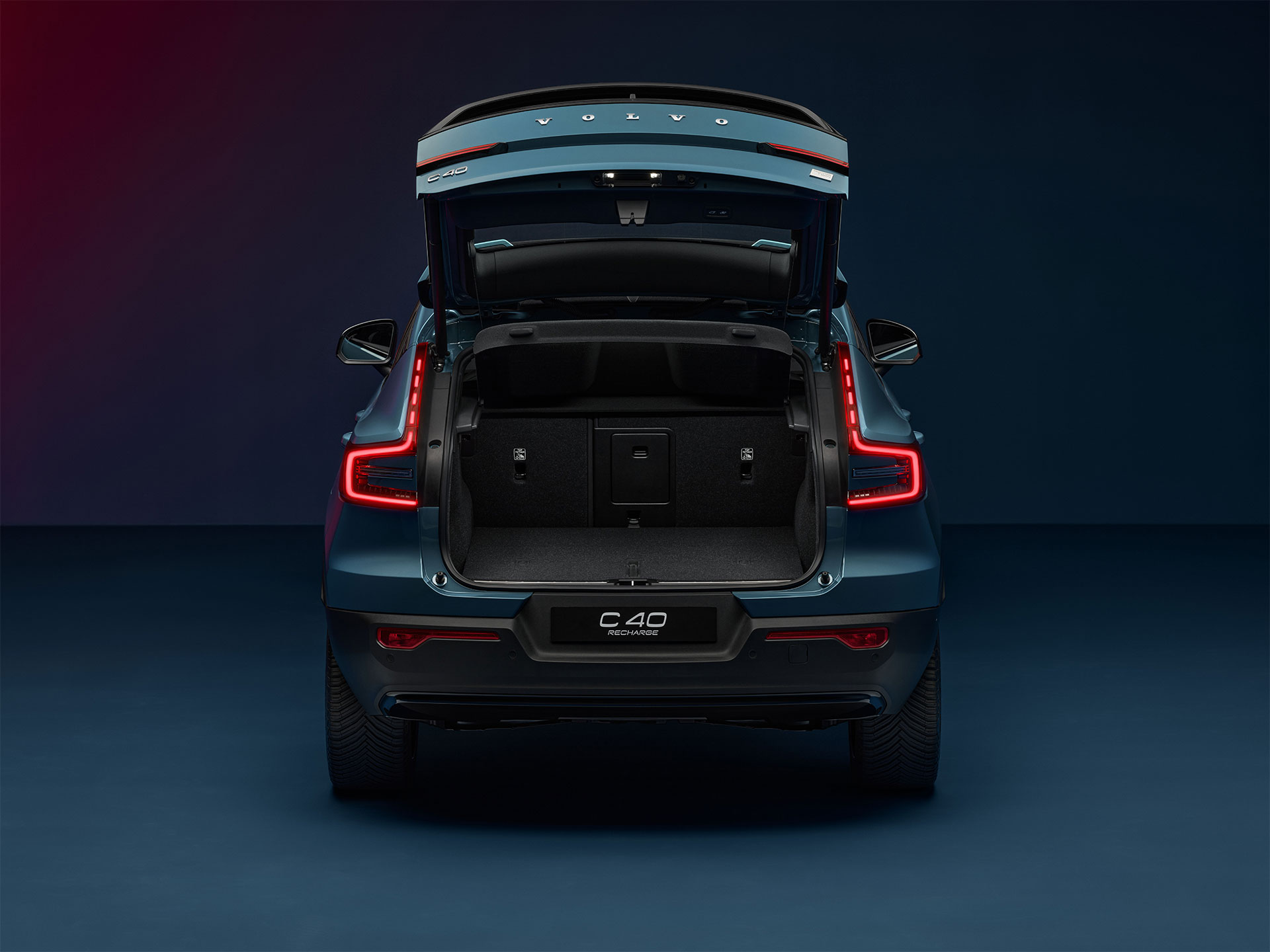 An open tailgate on a blue Volvo C40