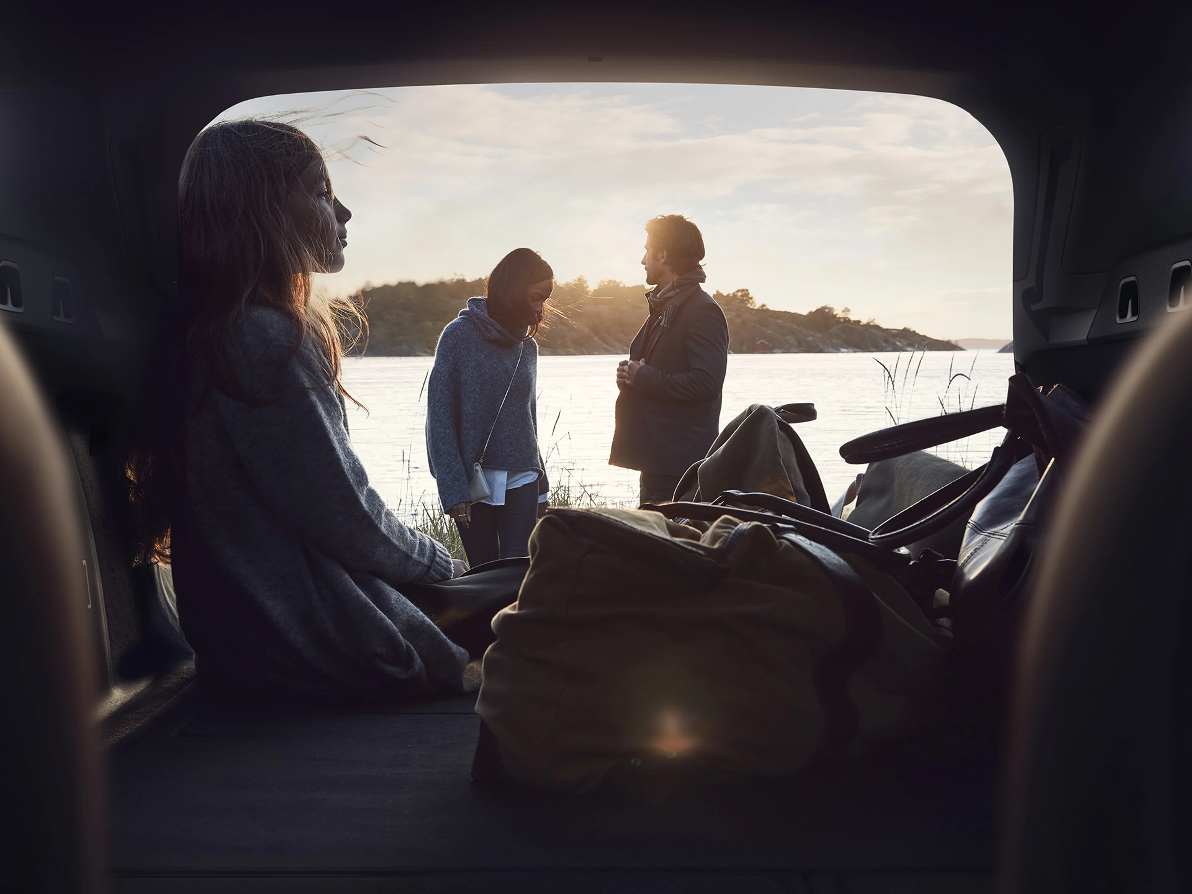 駐車中の車の後部座席に座っている子供